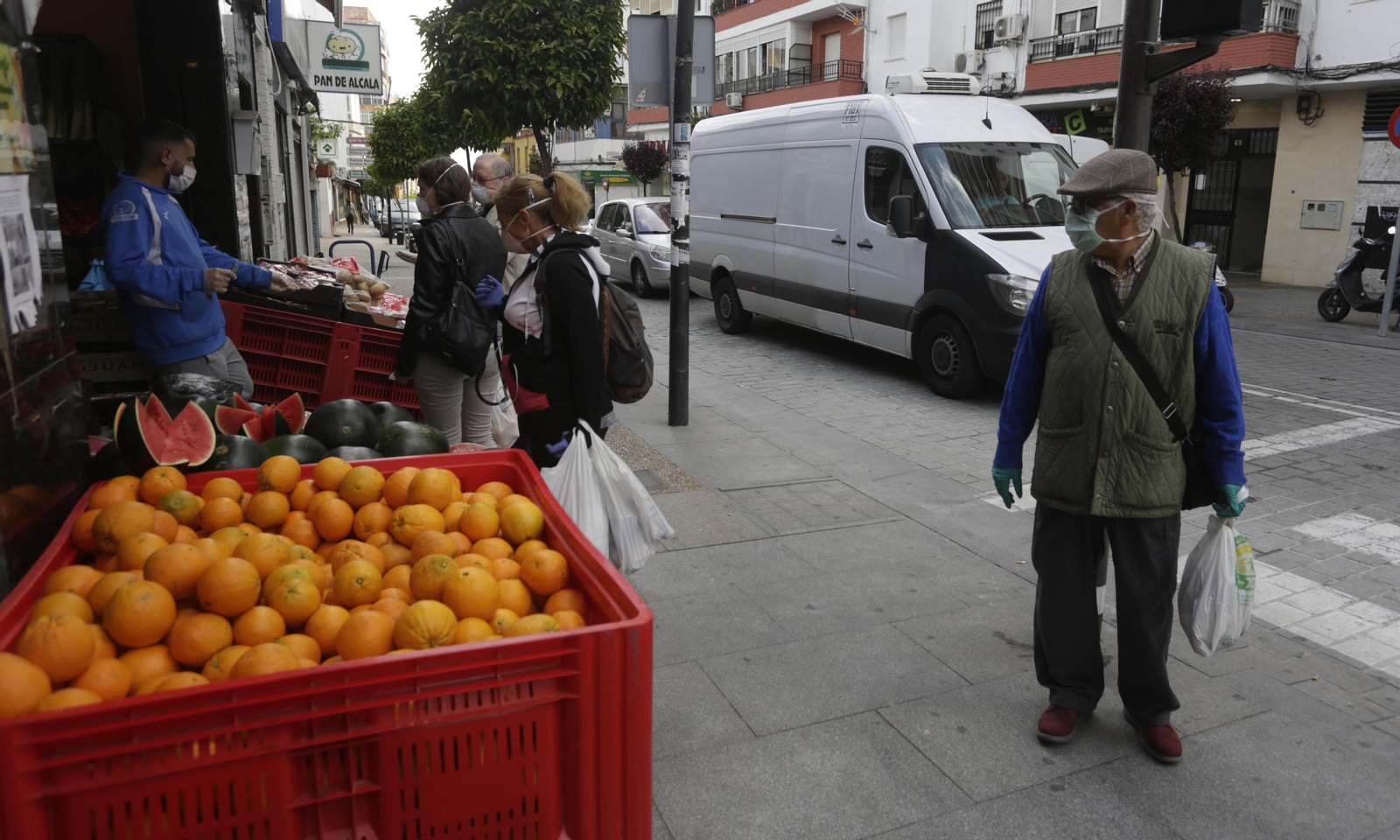 Una frutería de un municipio del Aljarafe, un establecimiento de alimentación como otros que han podido permanecer abiertos.