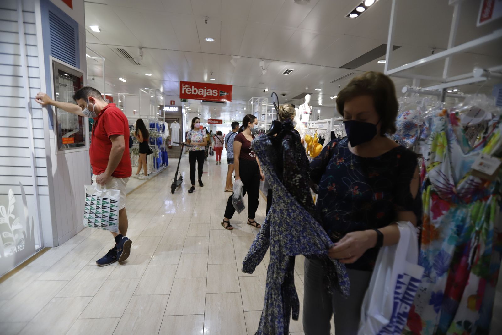 Imágenes de las Rebajas de verano en Huelva