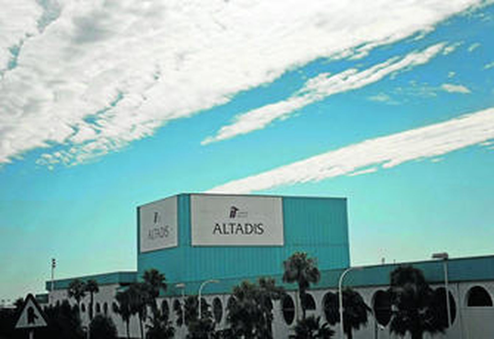 Edificio principal de la antigua planta de Altadis cuya compra está a punto de cerrar la Zona Franca.