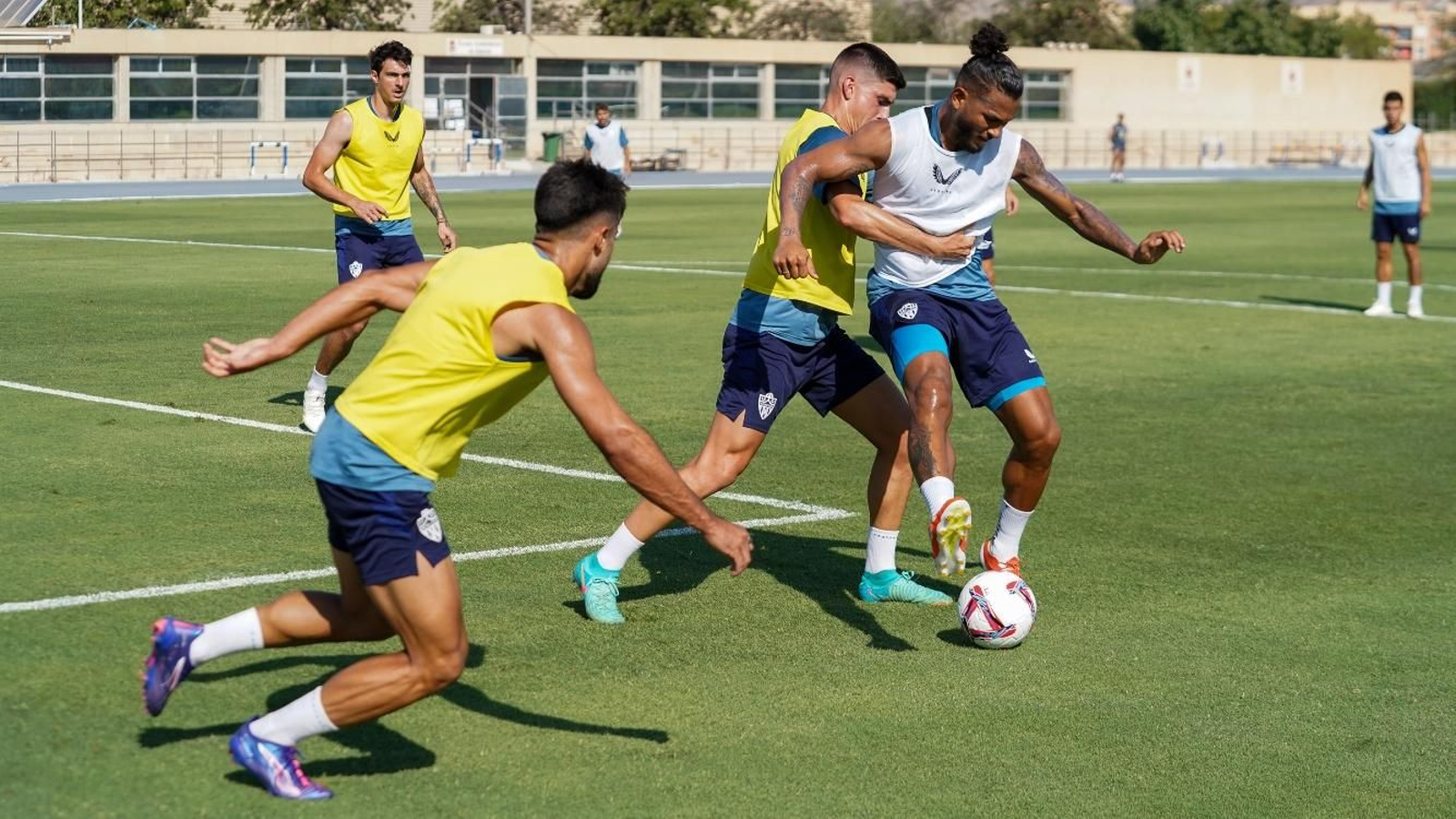 Luis Suárez retiene el esférico con René presionando al delantero colombiano.