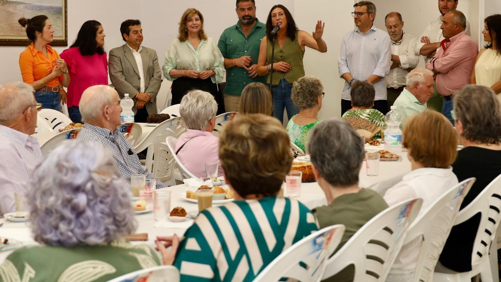 Loles López en el encuentro con mayores. Loles López en el encuentro con mayores.