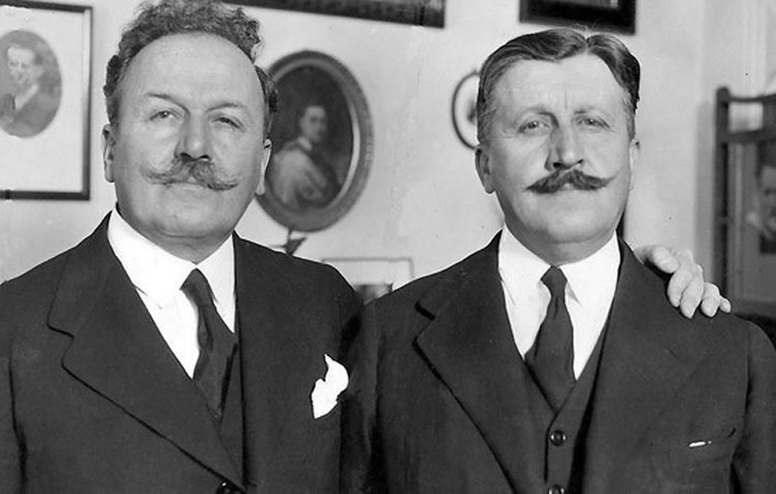 Los hermanos Álvarez Quintero.