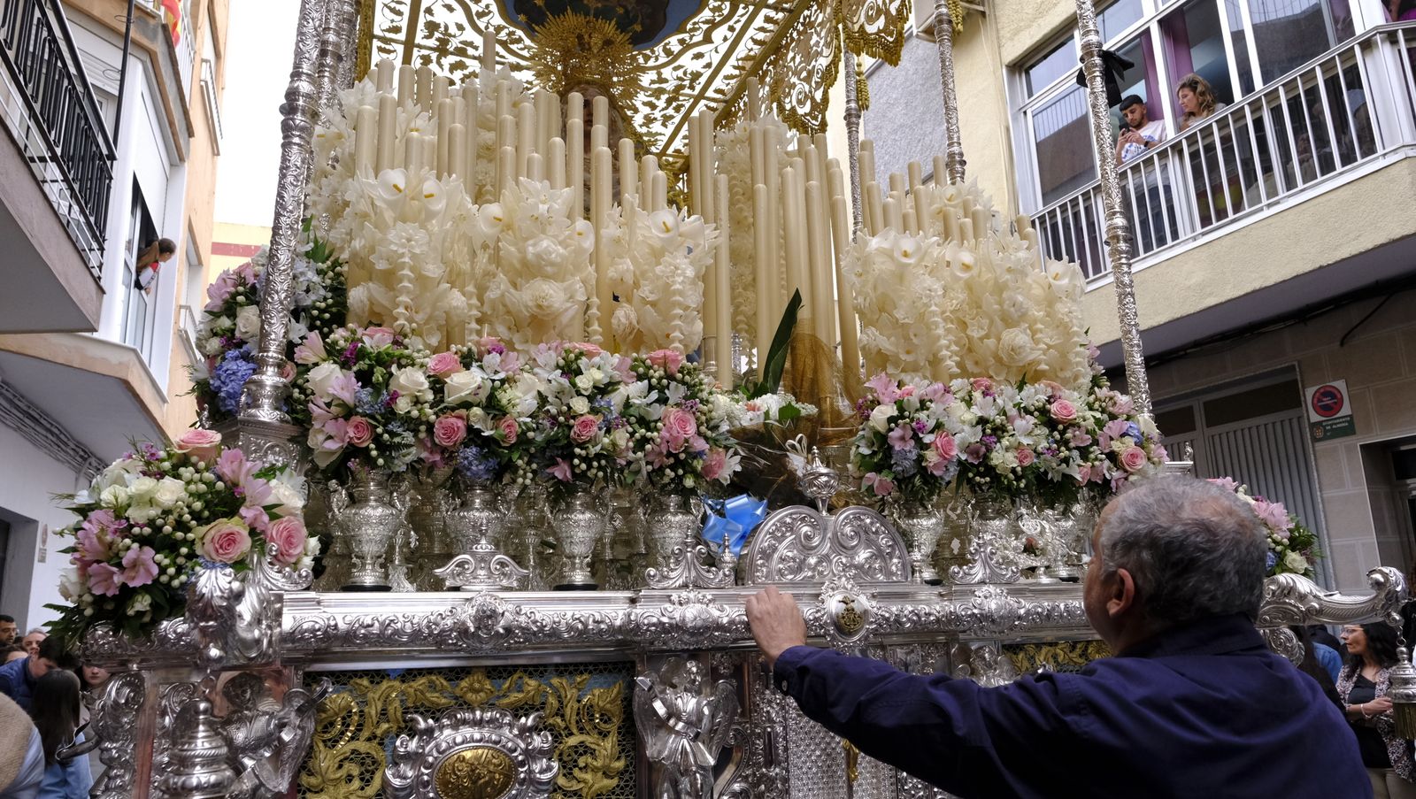 La Procesión de Los Ángeles de sobrepuso a la lluvia, en imágenes