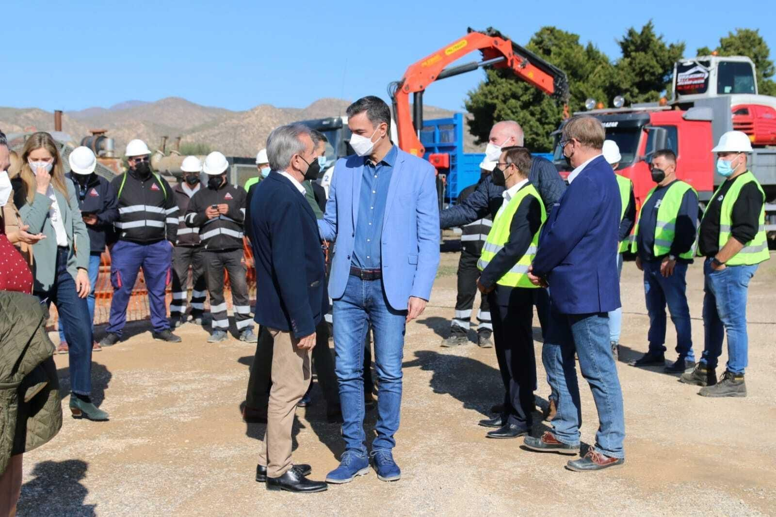 Pedro Sánchez durante su visita a Níjar.