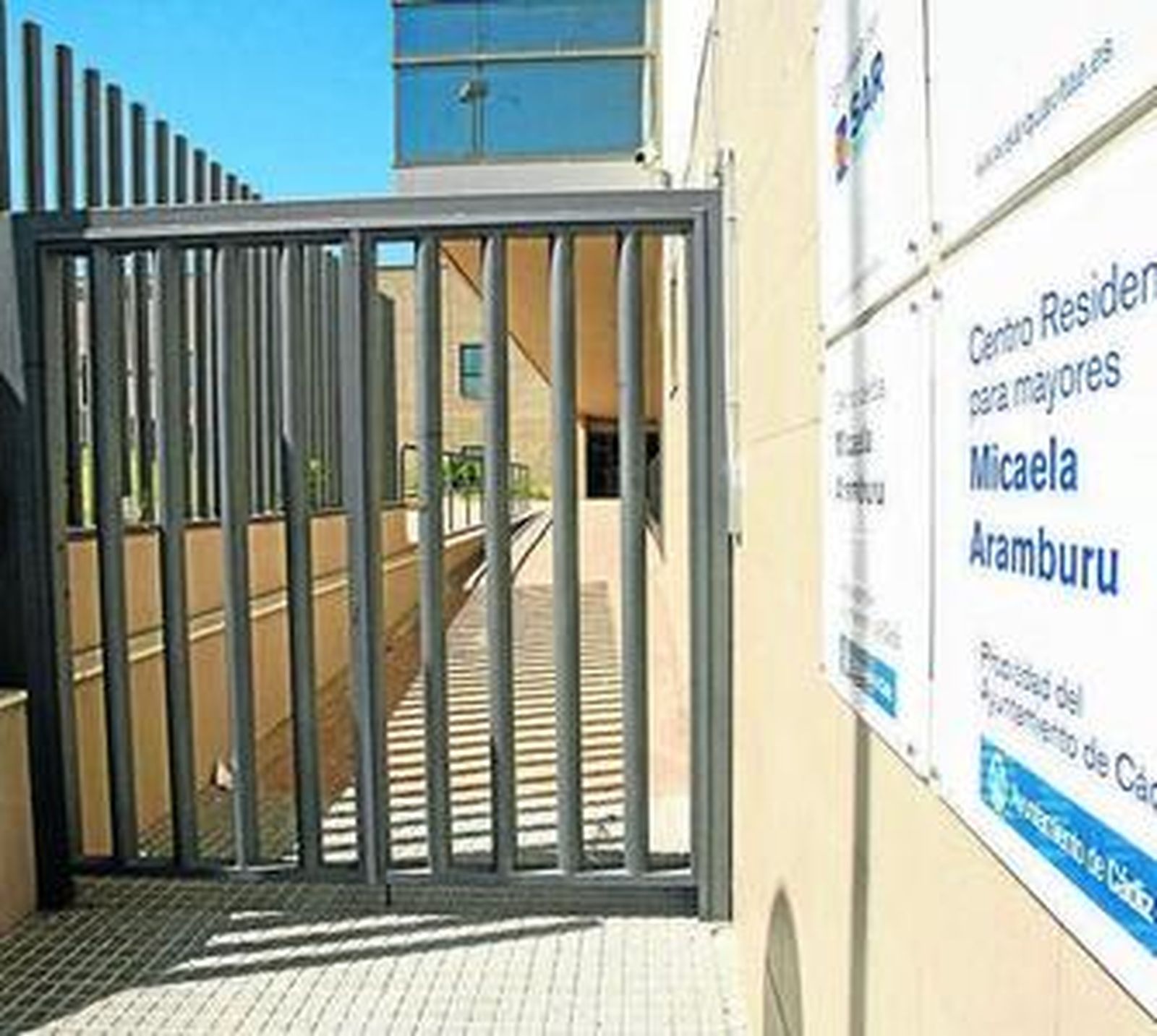 Puerta de entrada al Centro de Mayores Micaela Aramburu.