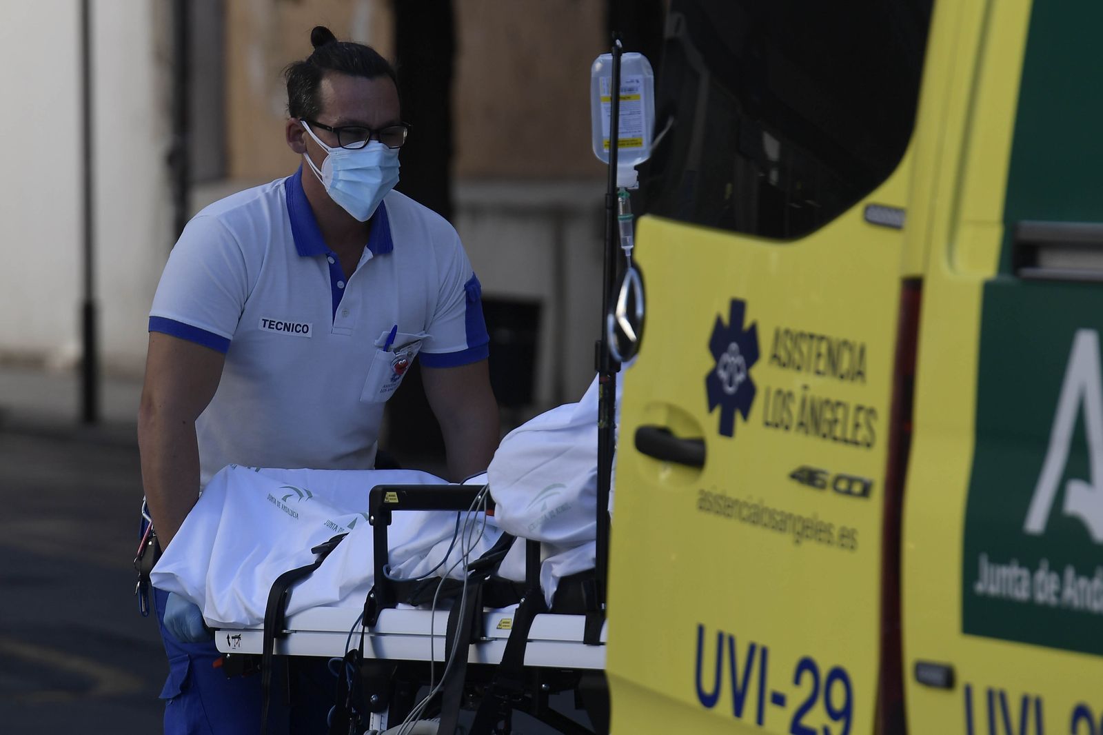 Uno de los brotes del Virgen de las Nieves afecta a la planta de Oncología de pacientes con cáncer