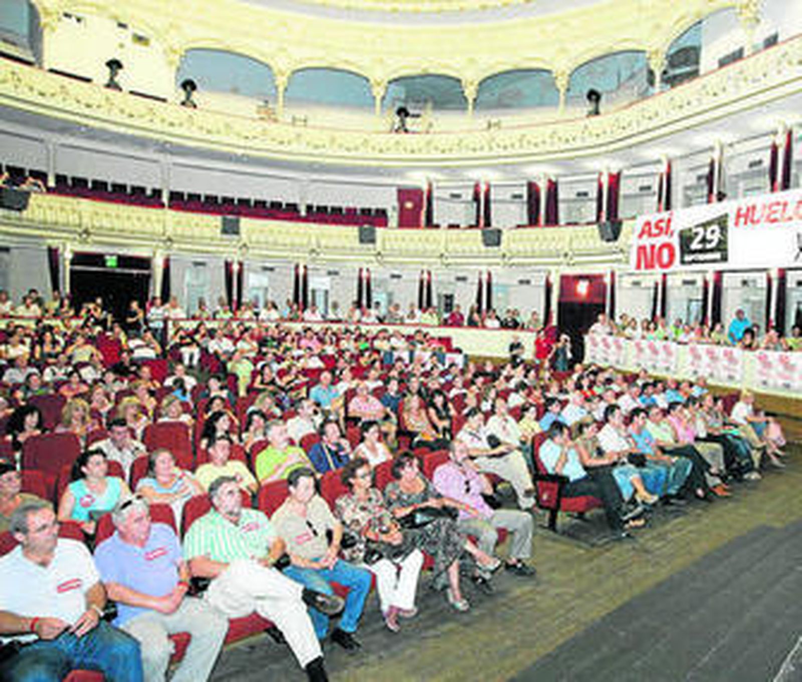 Asamblea de delegados de CCOO y UGT en el Teatro Cervantes.