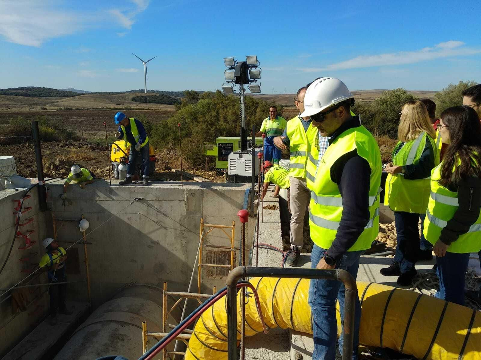 Los técnicos del Consorcio de Aguas en plena tarea de sustitución de la válvula.