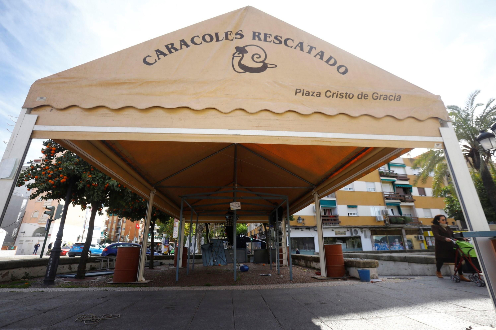 La instalación de los puestos de caracoles de Córdoba, en imágenes