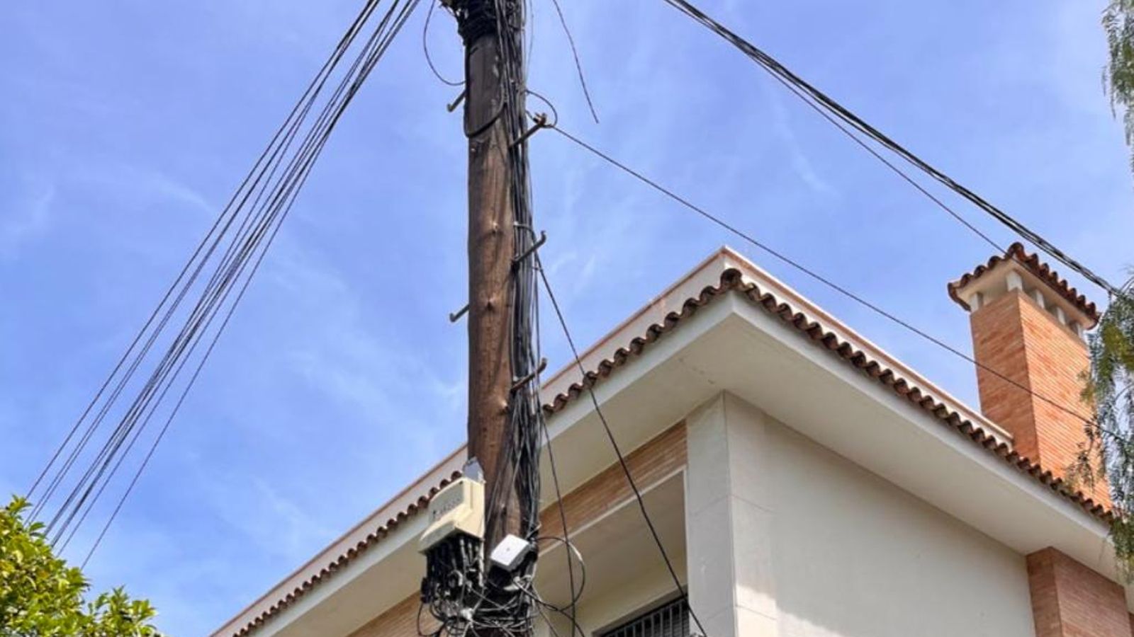 Una imagen de los postes telefónicos.