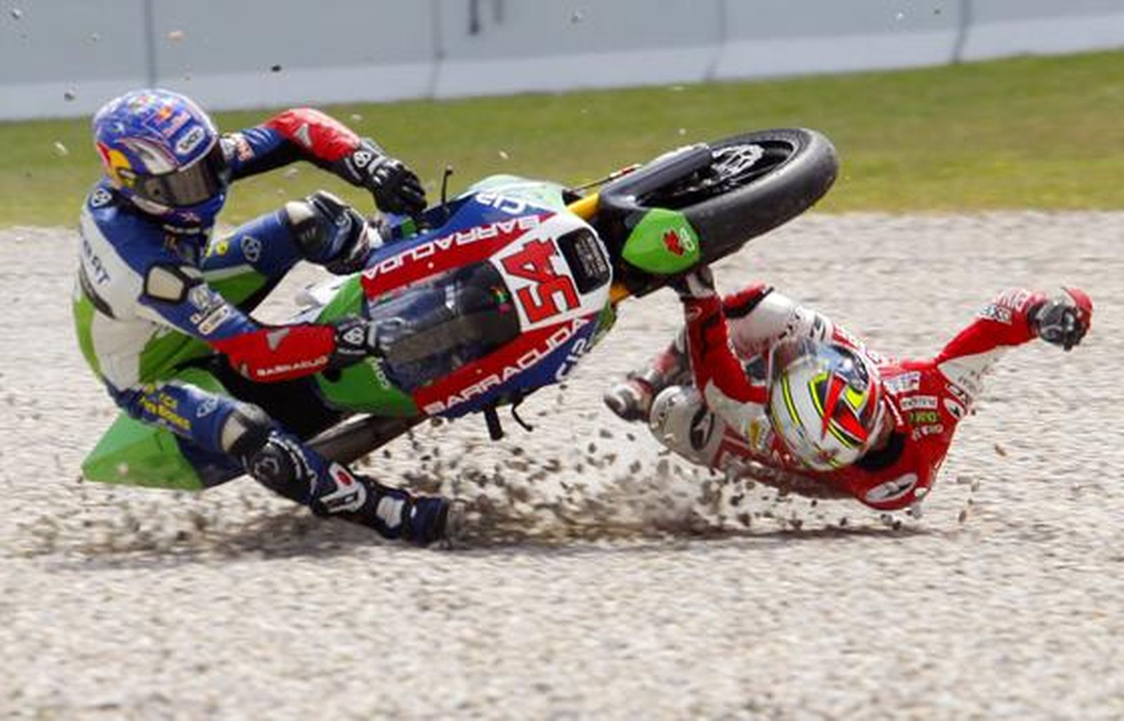 Julián Simón es atropellado por el turco Sofuoglu. / Reuters