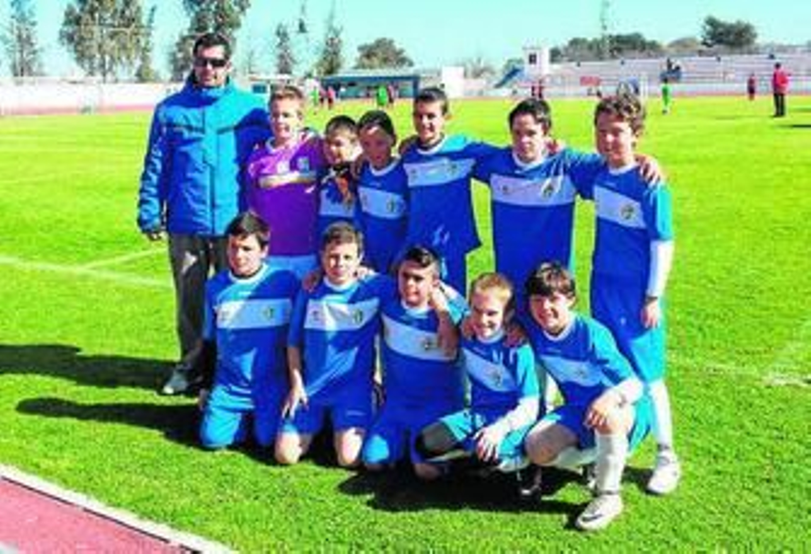 Arriba, el equipo benjamín, y debajo, el alevín del conjunto serrano.