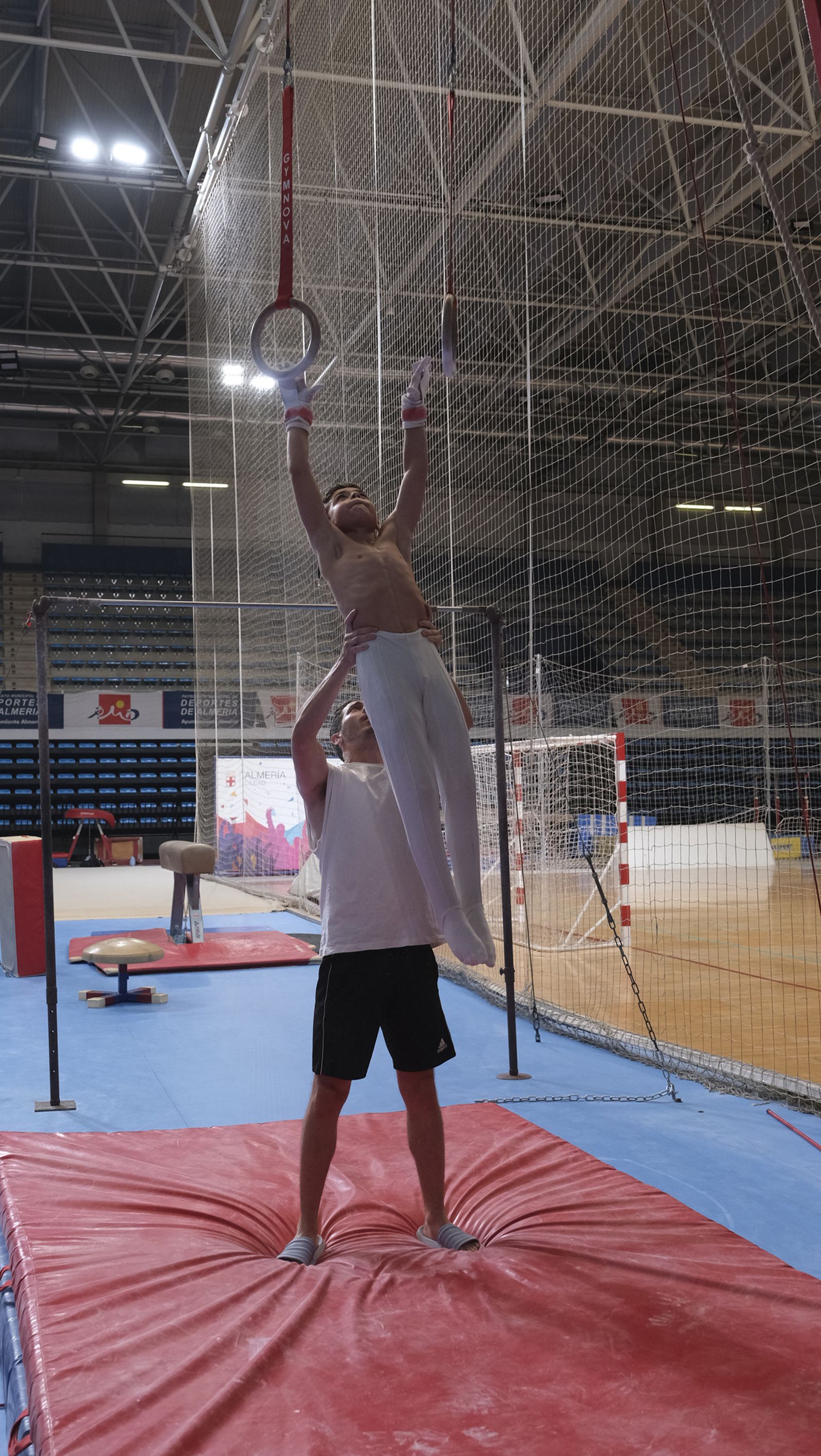 Imágenes de los entrenamientos de los gimnastas almerienses