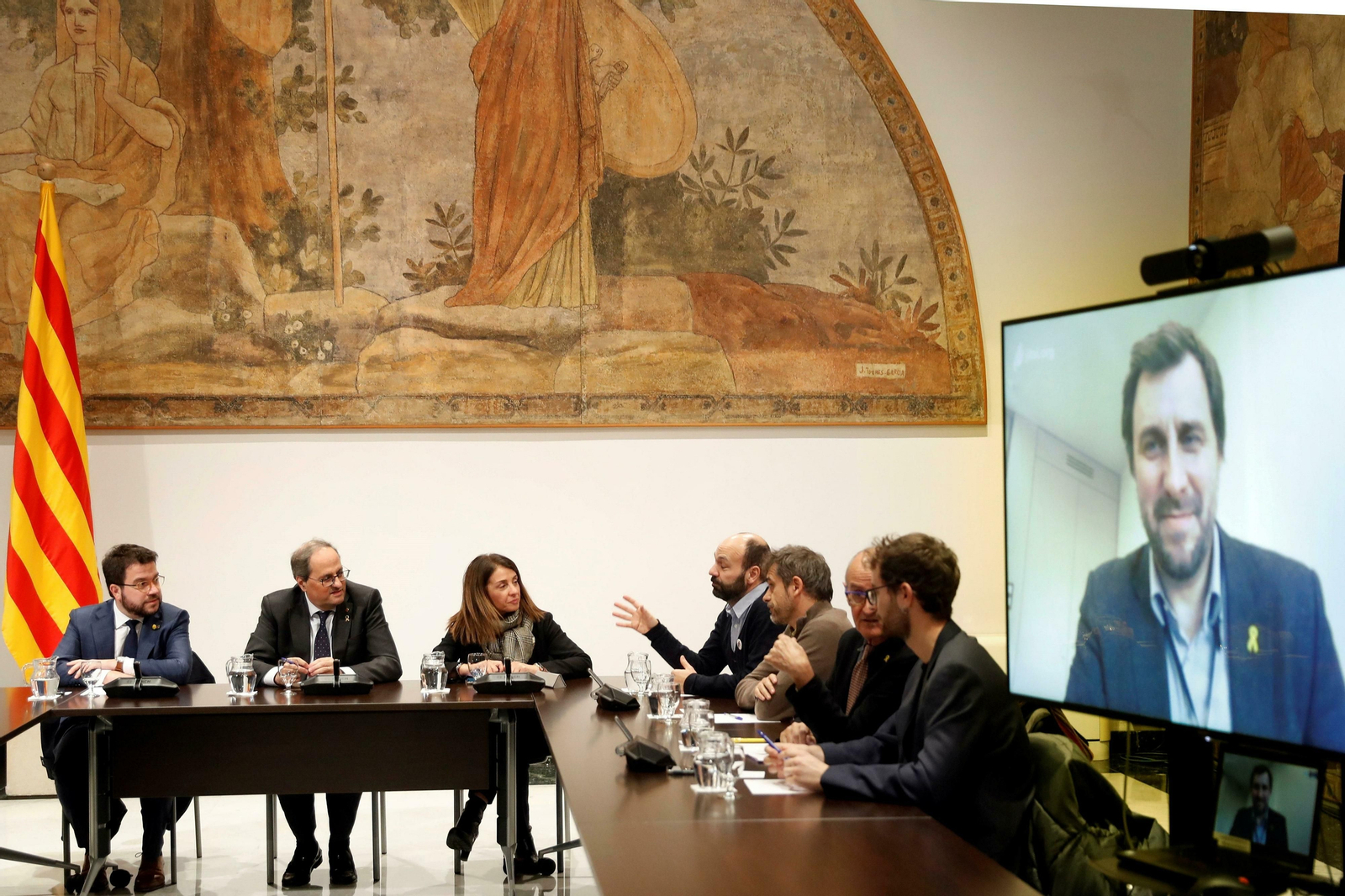 Aragonès y Torra (izquierda), con el ex 'conseller' Comín por videoconferencia, en la reunión de ayer para preparar las propuestas secesionistas al Gobierno. Aragonès y Torra (izquierda), con el ex 'conseller' Comín por videoconferencia, en la reunión de ayer para preparar las propuestas secesionistas al Gobierno.