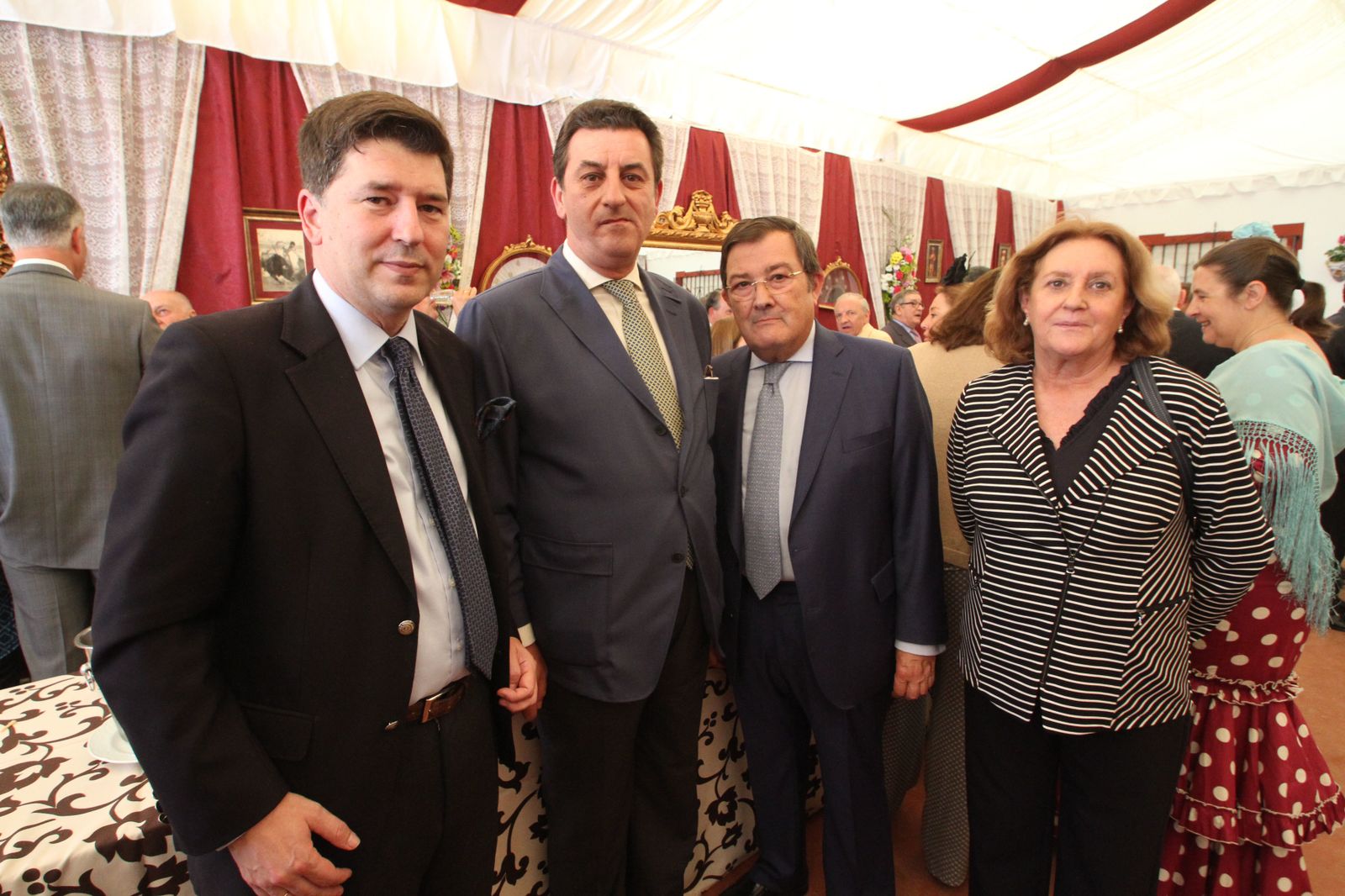 El abogado Eduardo Osborne, el hermano mayor de los Estudiantes, Jesús Resa; el presidente del Consejo de Cofradías, Joaquín Sainz de la Maza; y su esposa, Marta María Padró.