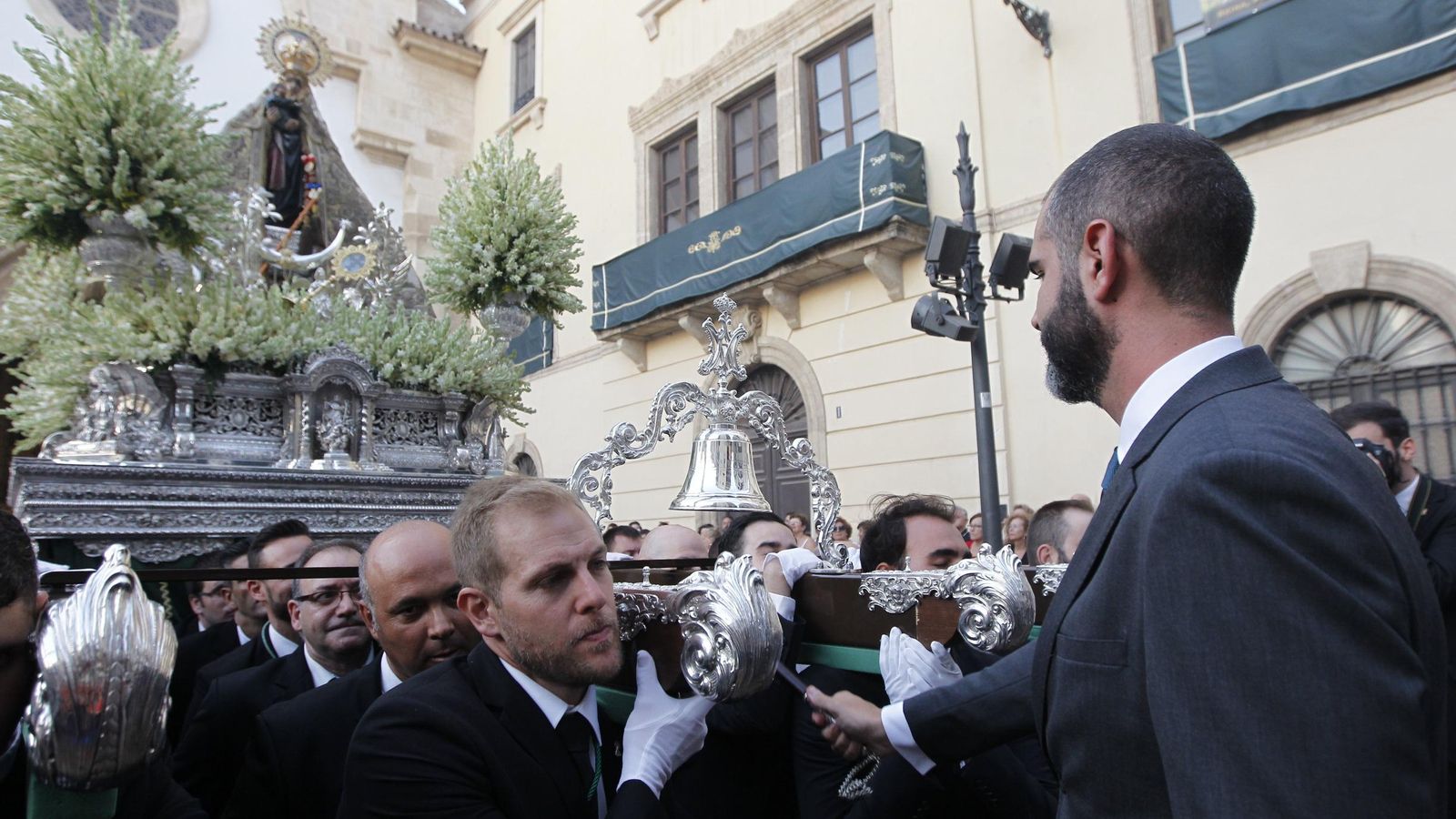 El alcalde realizó la primera levantá de la Patrona en la calle.
