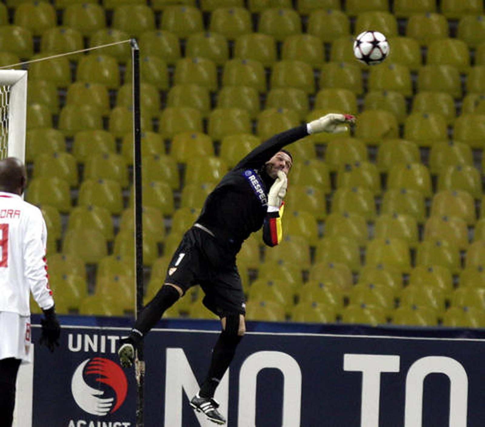 Palop despeja un balón ante la mirada de su compañero Zokora.

Foto: Antonio Pizarro