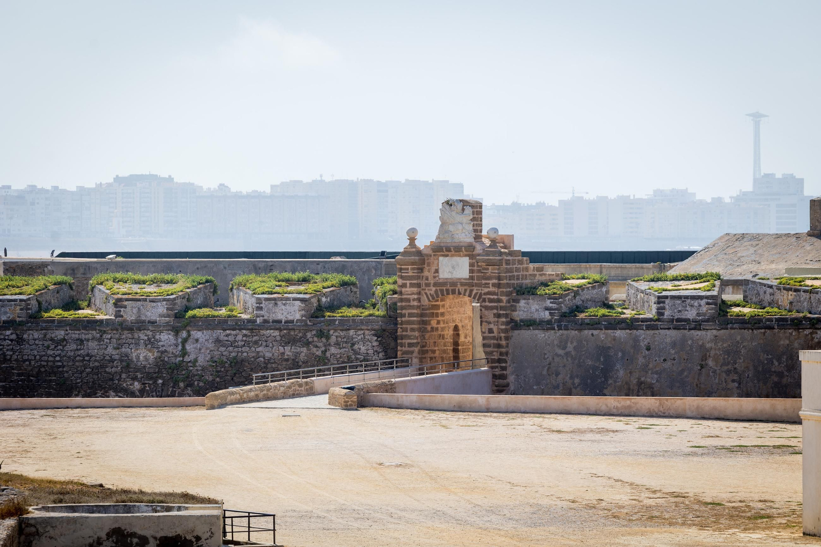 Imágenes del estado del castillo de San Sebastián de Cádiz