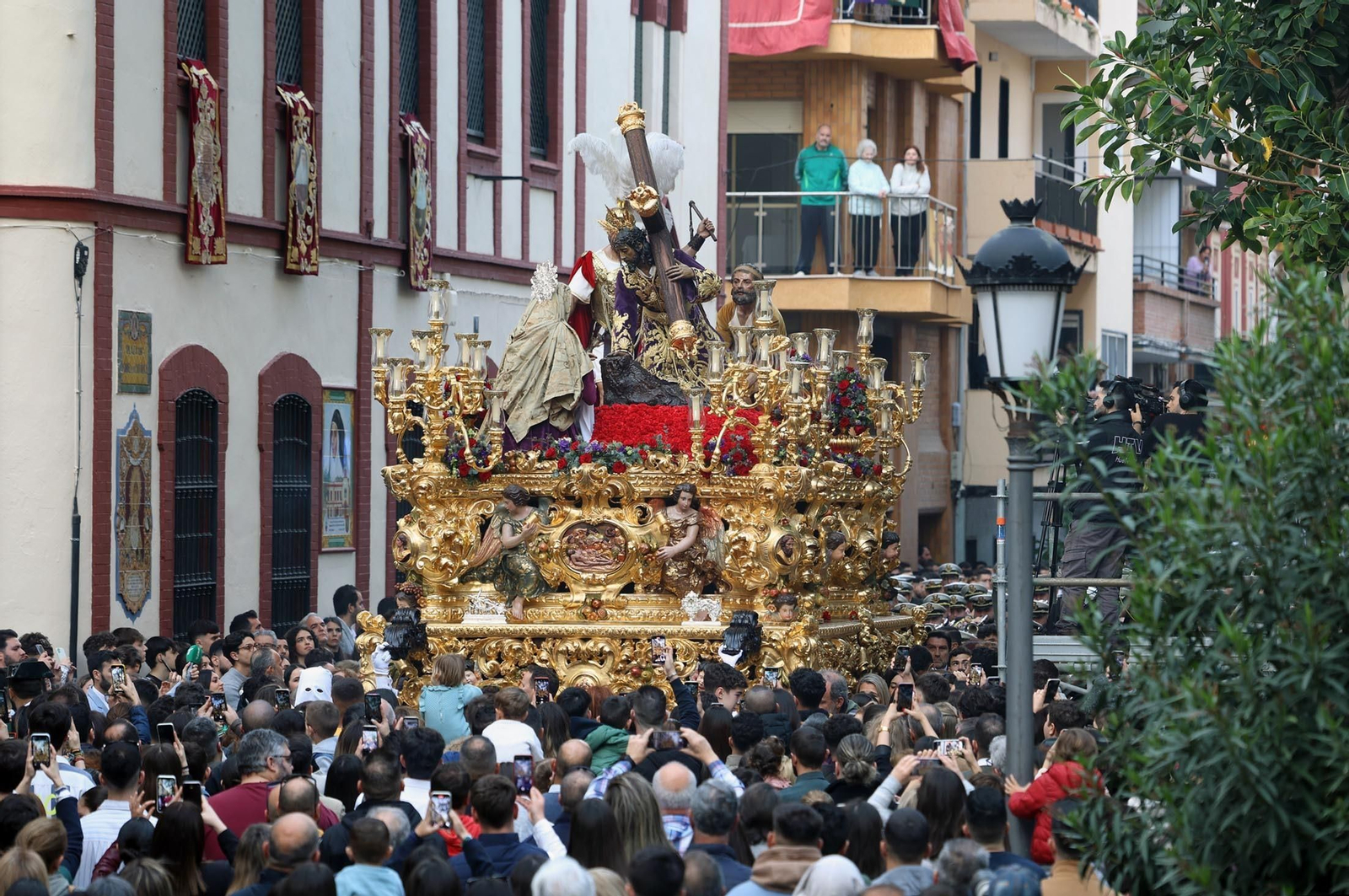 Las mejores imágenes del Lunes Santo en Huelva: Hermandad de las Tres Caídas