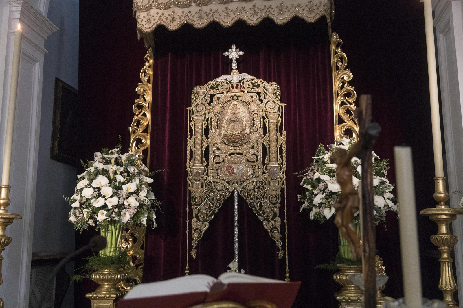Imagen de archivo del Simpecado del Rocío de Triana en su capilla de la calle Evangelista.