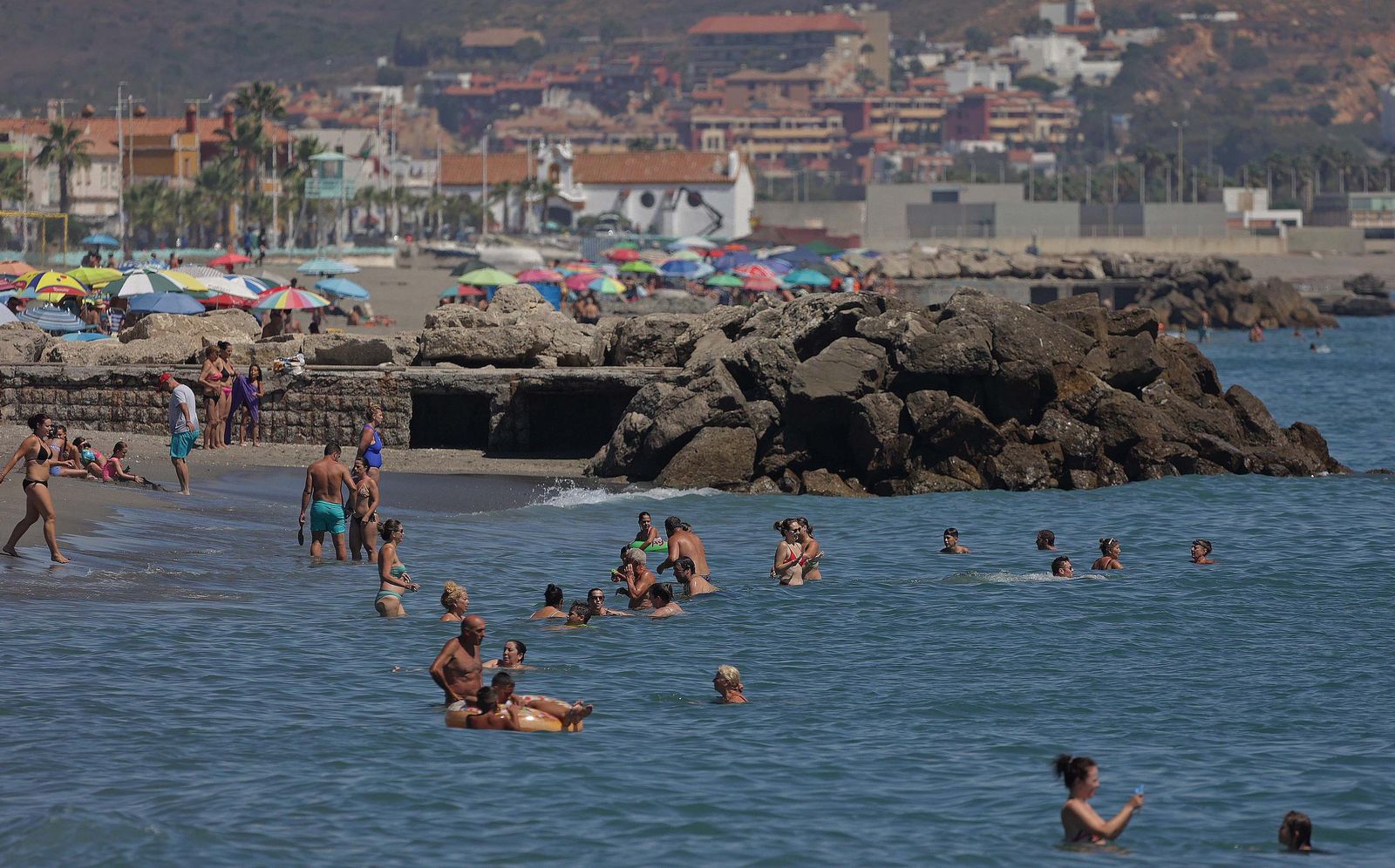 Fotos del domingo en la playa de Levante de La Línea