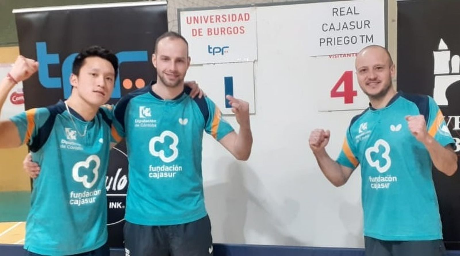 La tripleta del Cajasur Priego celebra su triunfo en Burgos.