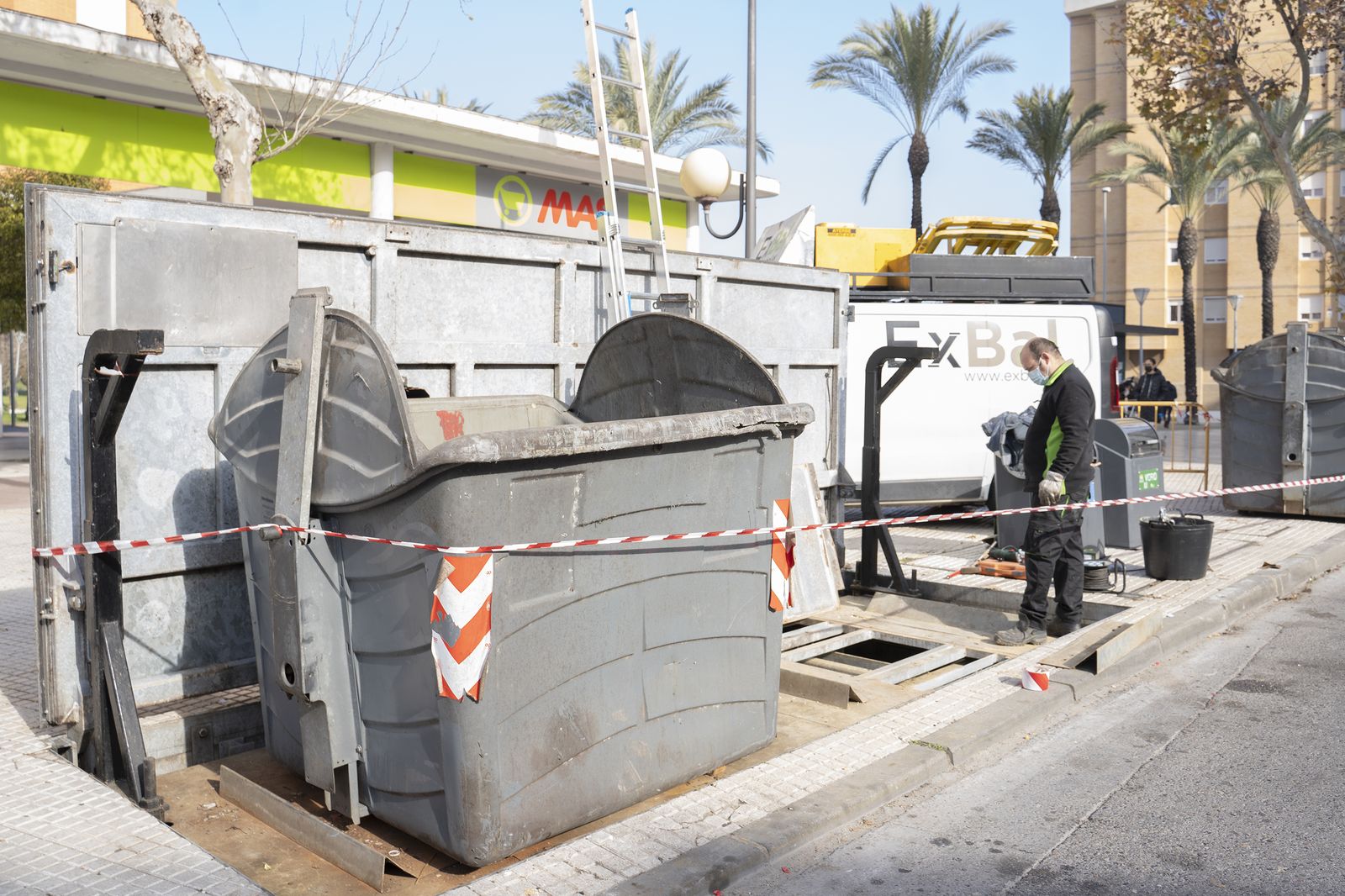 Trabajos para la puesta a punto de los contenedores soterrados, en la zona de León Herrero.