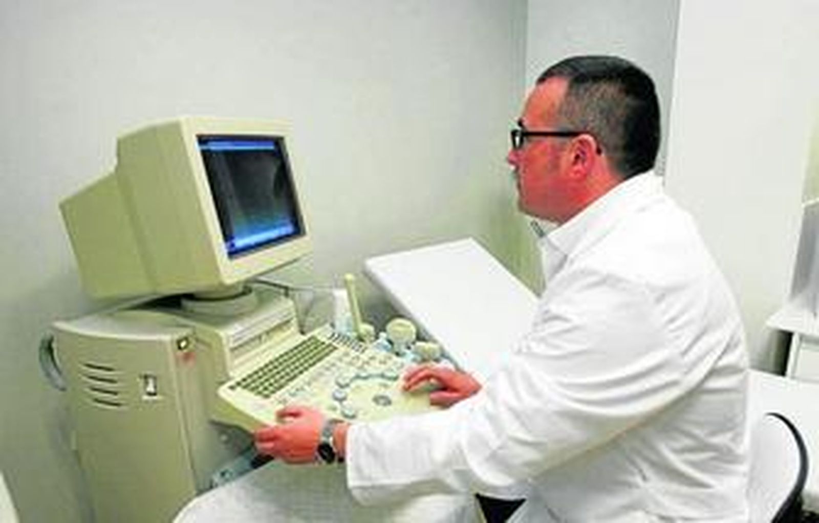 El especialista en tratamiento endoscópico de la obesidad revisa una ecografía en su consulta.