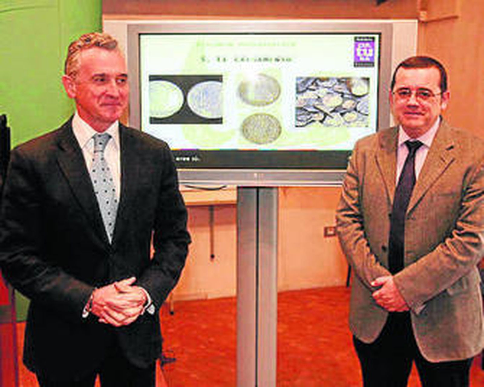 1. Los doblones de la fragata 'La Mercedes' en el fondo del mar en una imagen difundida por Odyssey. 2. Paulino Plata y el director andaluz de museos dando a conocer la muestra itinerante.  3. El avión que se llevó el tesoro a EEUU desde Gibraltar.