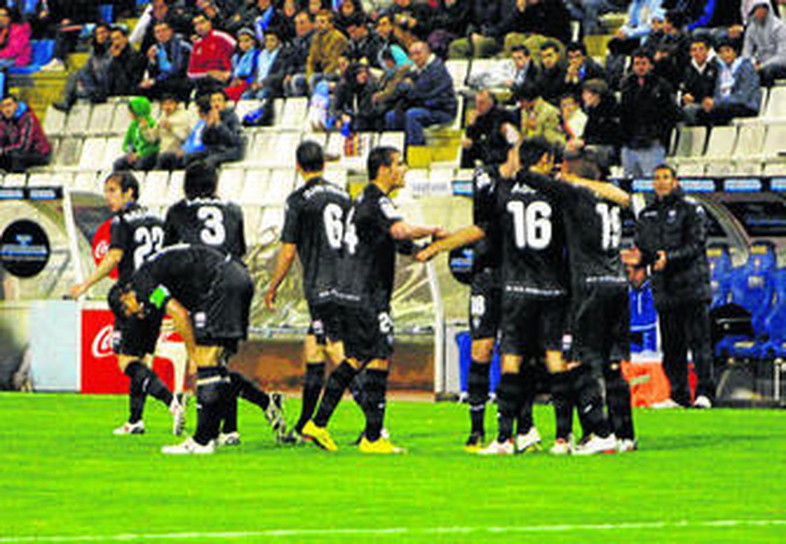 Los jugadores del Decano celebran el gol de Emilio Sánchez.