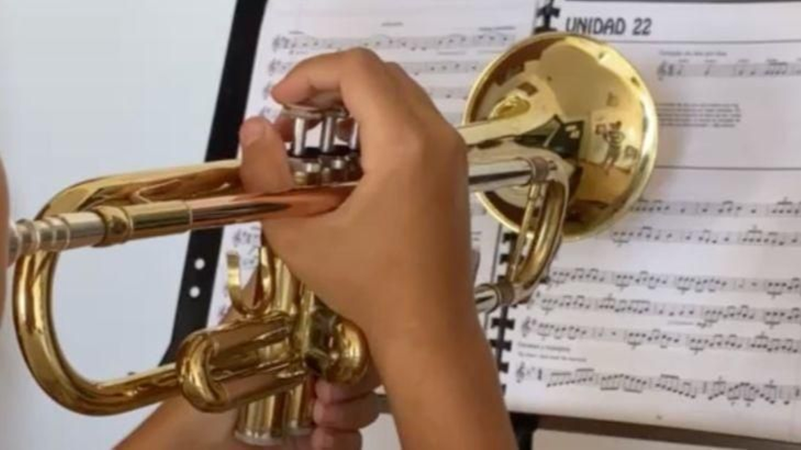 Un alumno practicando una partitura en clase.