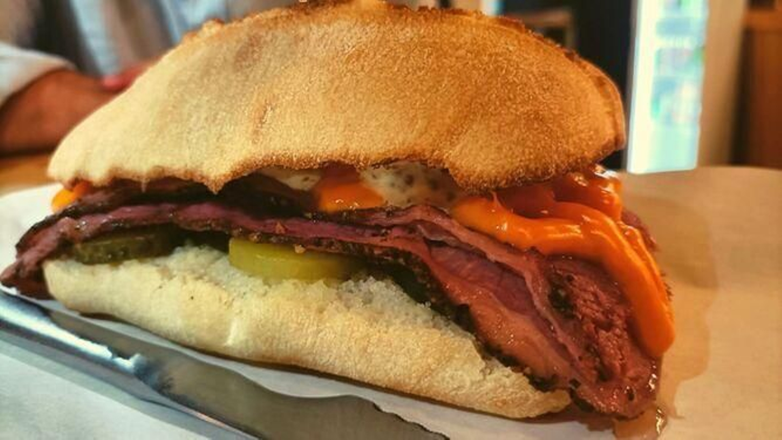 El queso cheddar aporta untuosidad al conjunto del bocadillo, mientras que el pepinillo le da el punto refrescante y crujiente