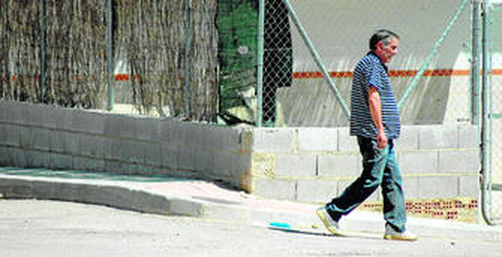 Un vecino pasa por el lugar en el que tuvo lugar la muerte del joven.
