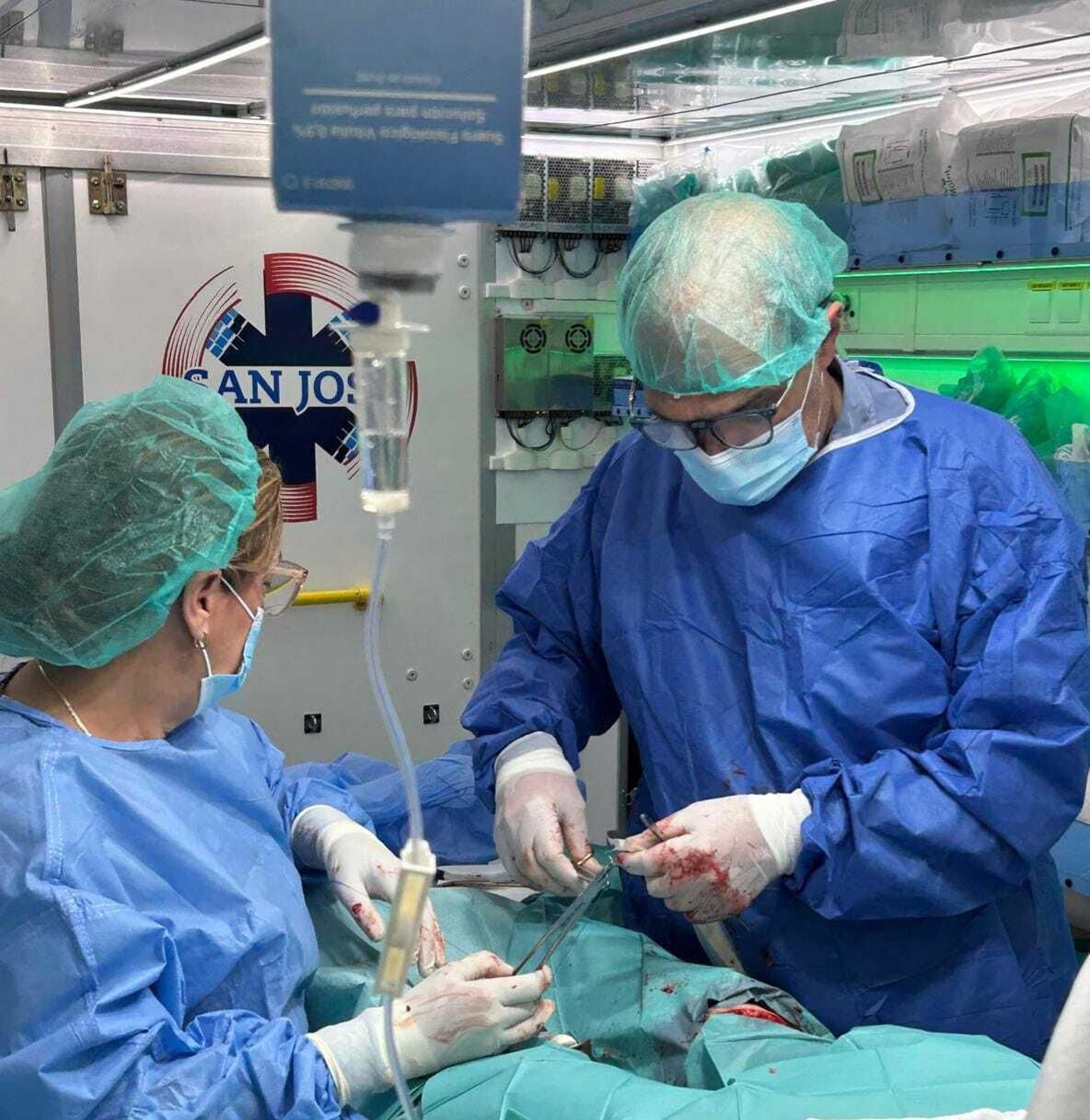 El doctor Enrique Crespo y su equipo operan a Miriam Cabas en una UVI móvil. El doctor Enrique Crespo y su equipo operan a Miriam Cabas en una UVI móvil.