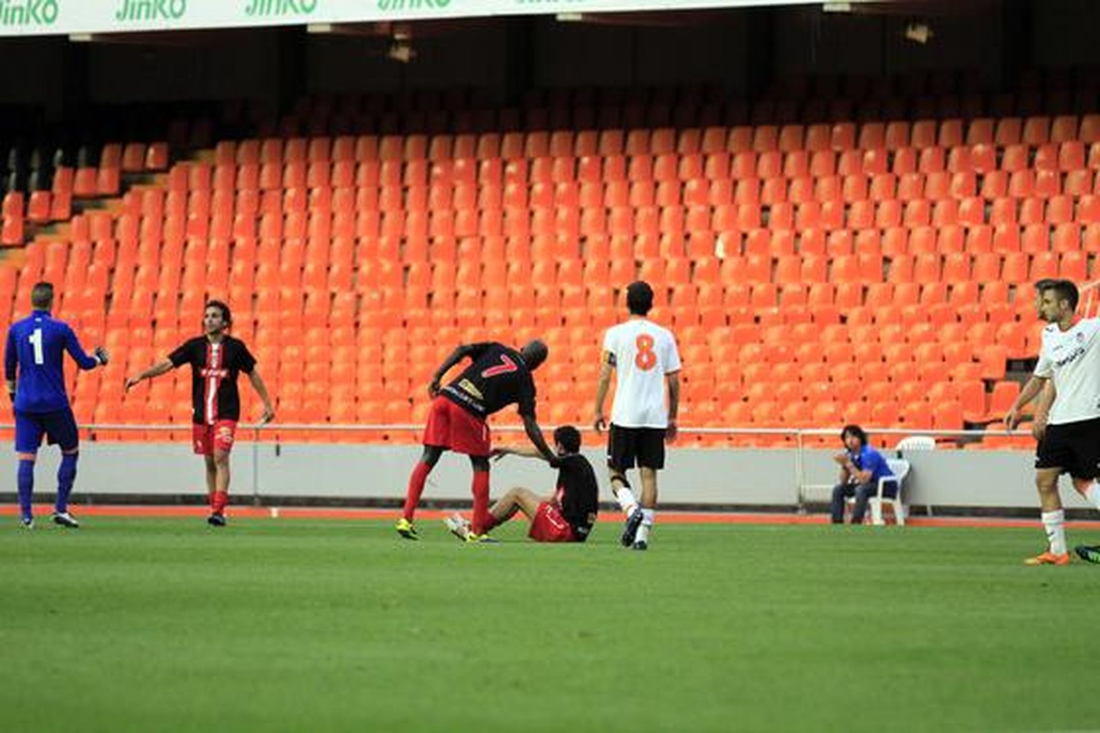Los albirrojos consuman la pérdida de la categoría un año después de subir al caer en Valencia por 1-0

Foto: LOF