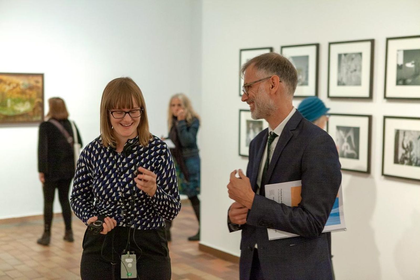 Marko Daniel junto a la comisaria de la muestra, Eleanor Clayton.