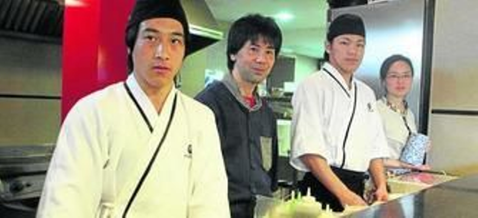 Cuatro japoneses, tres cocineros y una camarera, ayer en la cocina del restaurante Matsuri.