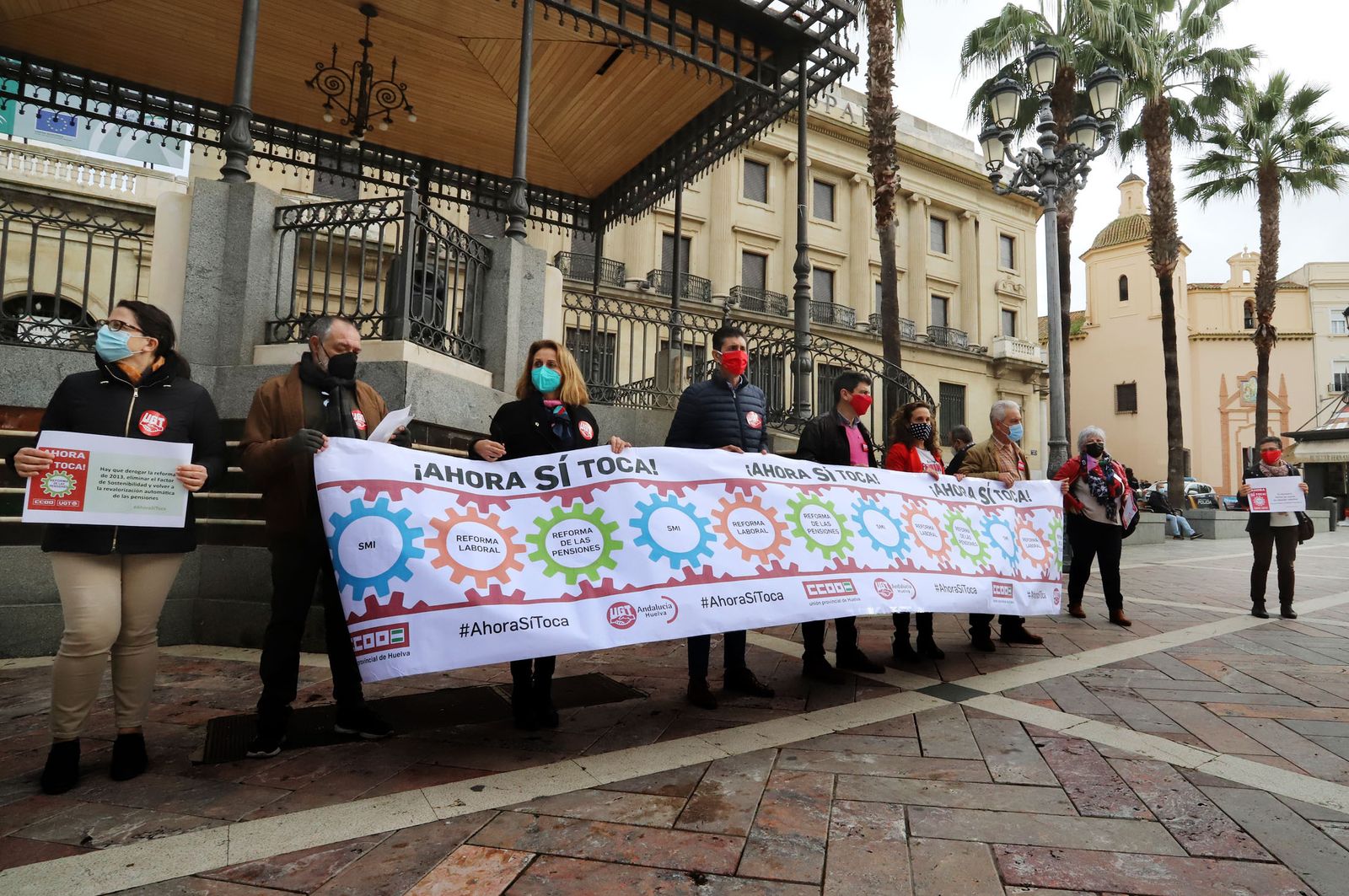 Cabecera de la concentración con la pancarta de la movilización nacional lanzada por UGT y CCOO en todas las capitales del país.