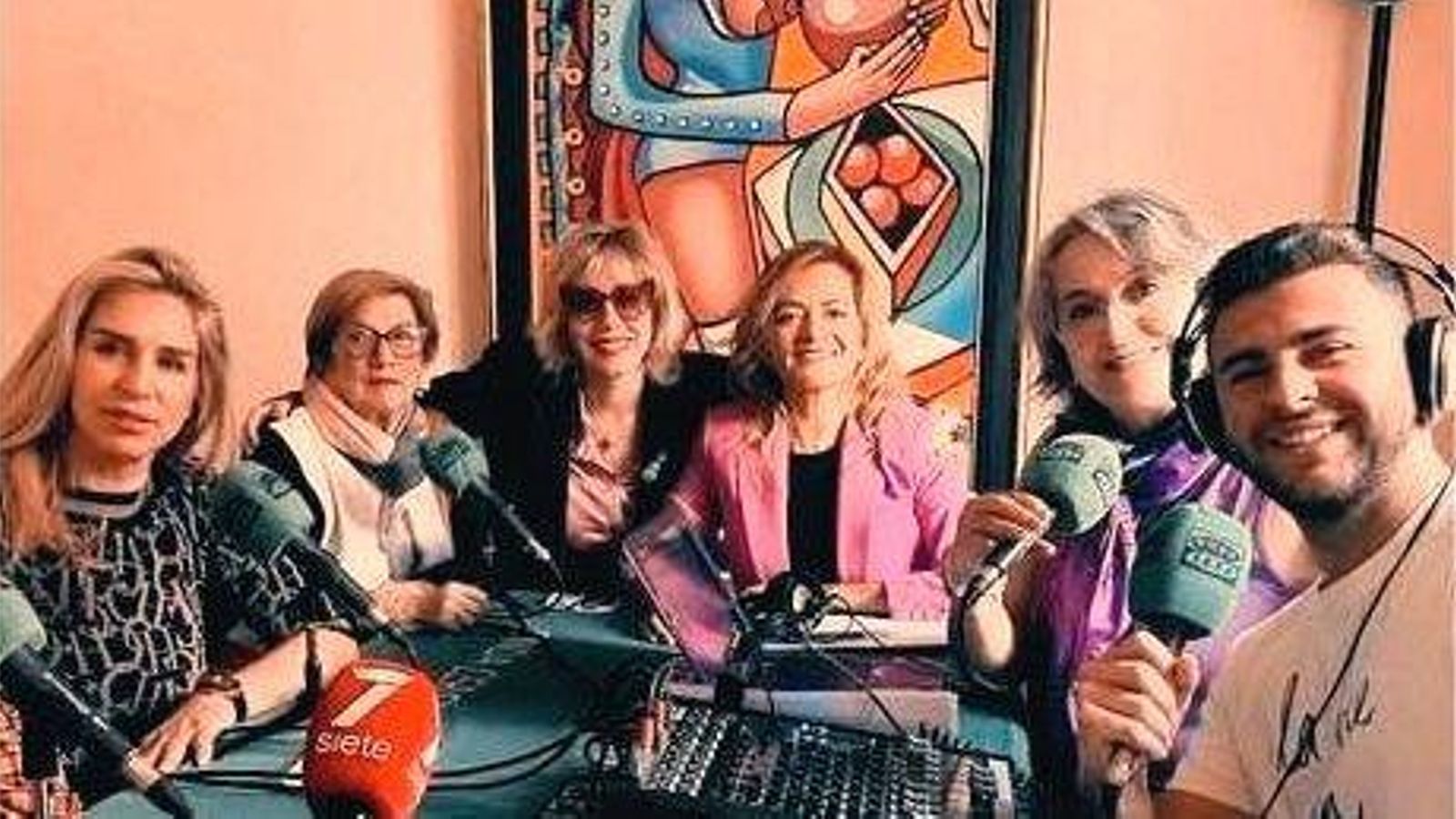 Adela Baraza, segunda por la izquierda, en tertulia radiofónica