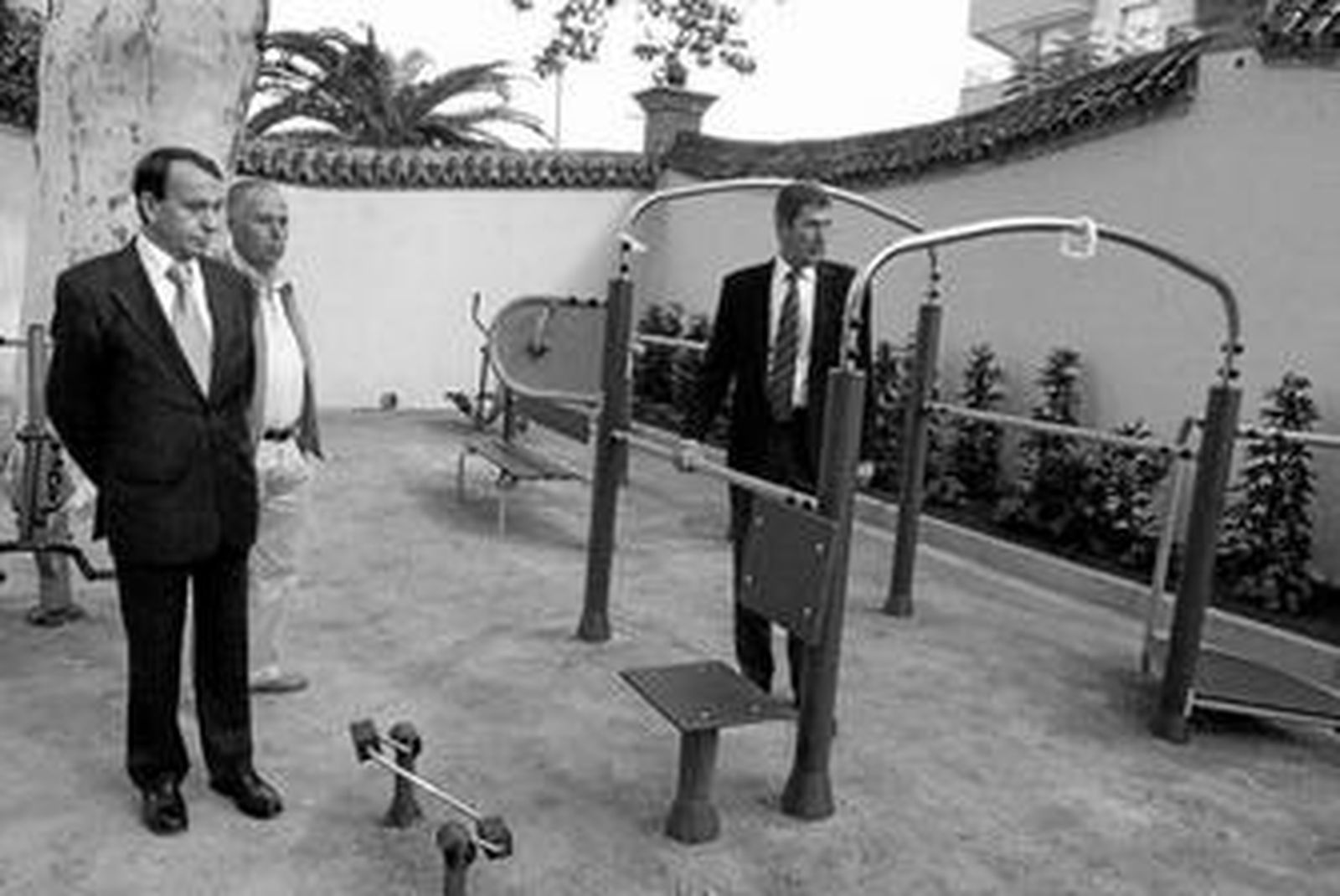 El concejal de Parques y Jardines y el alcalde supervisan los trabajos realizados.