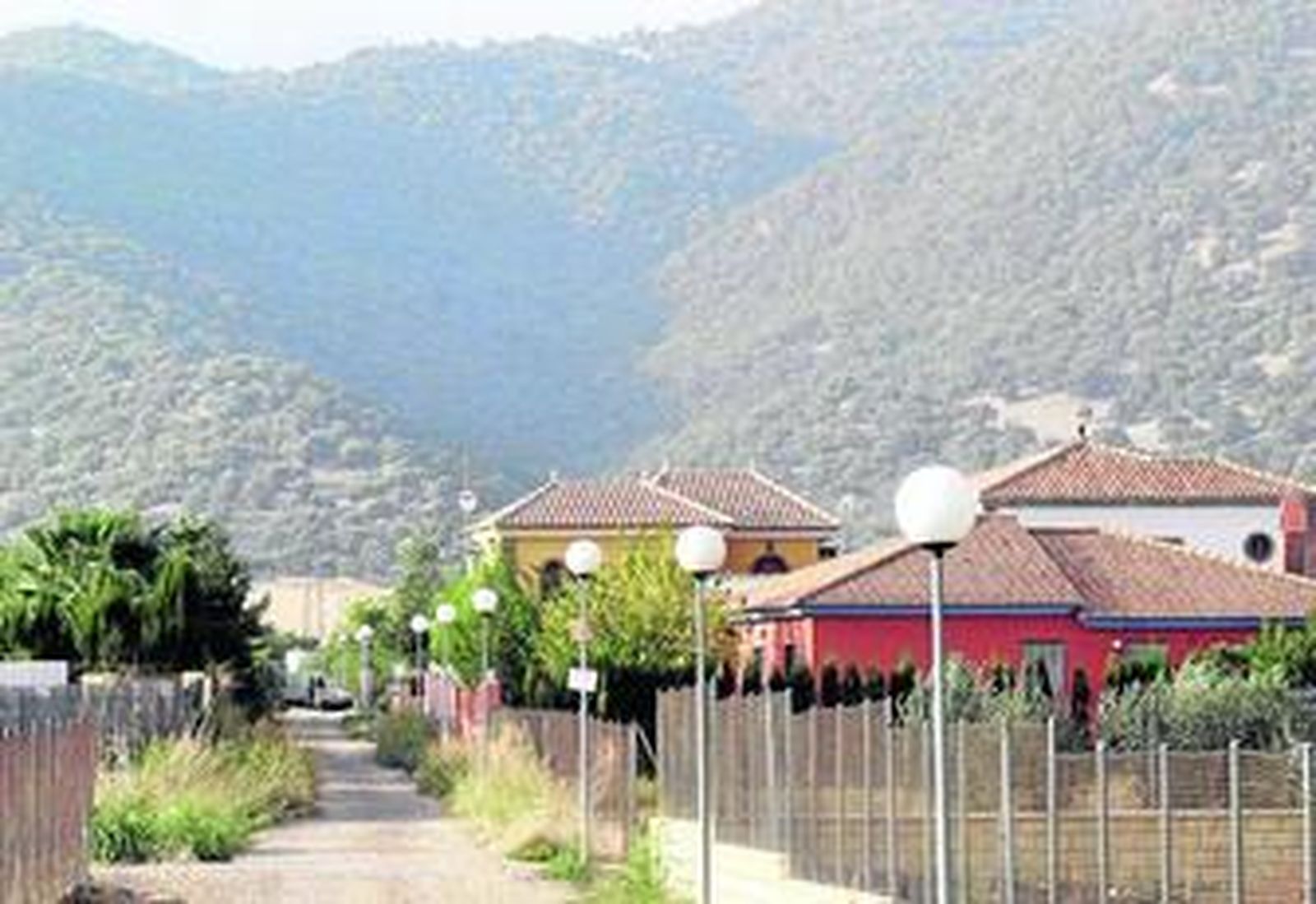 Un grupo de viviendas, en una calle de la parcelación de Las Pitas.