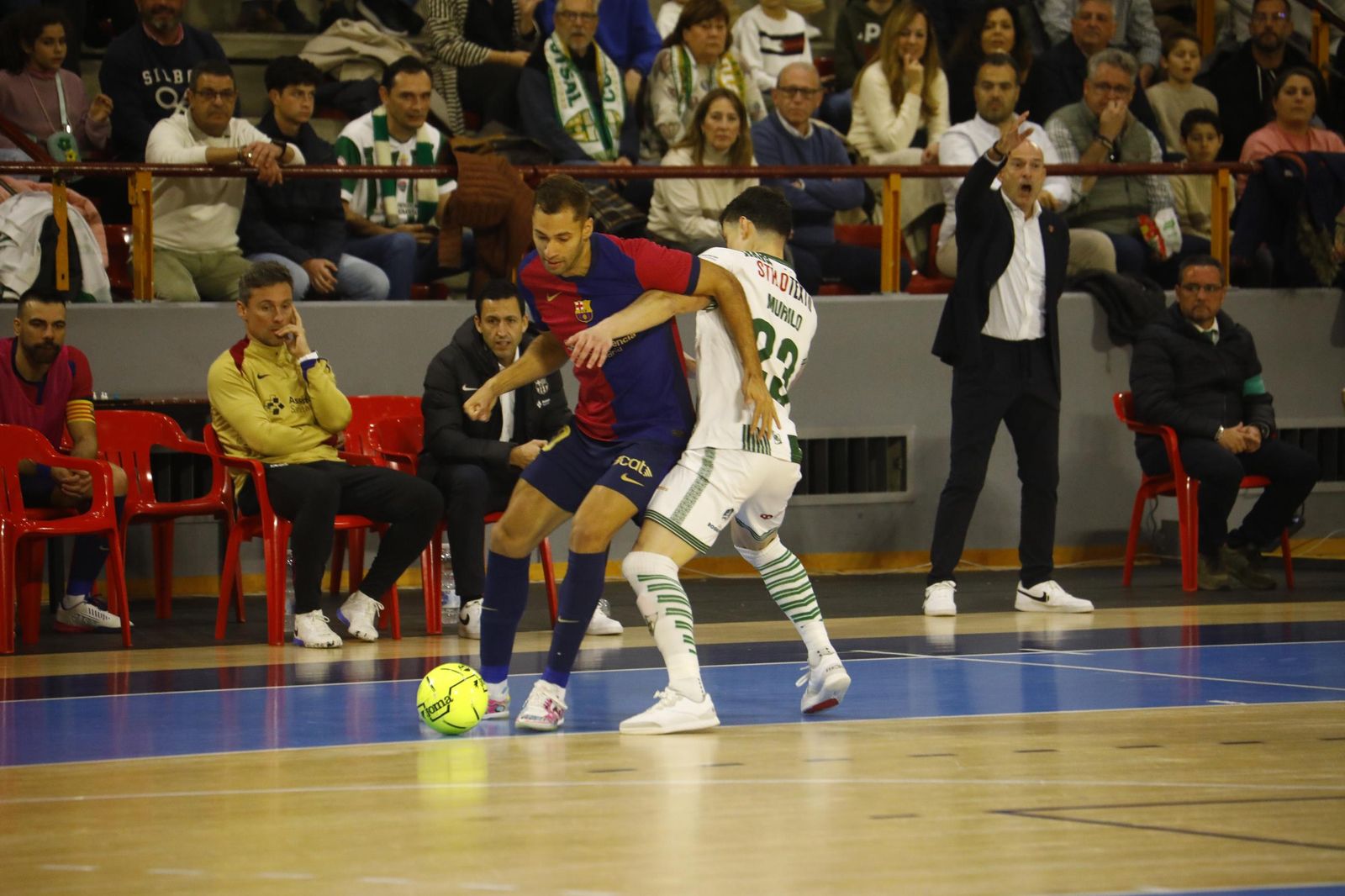 Las mejores fotos del ambiente en Vista Alegre para el Córdoba Futsal - Barça