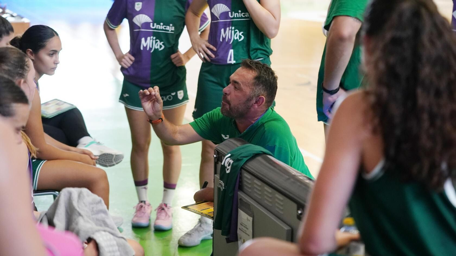 Francis Trujillo da órdenes.