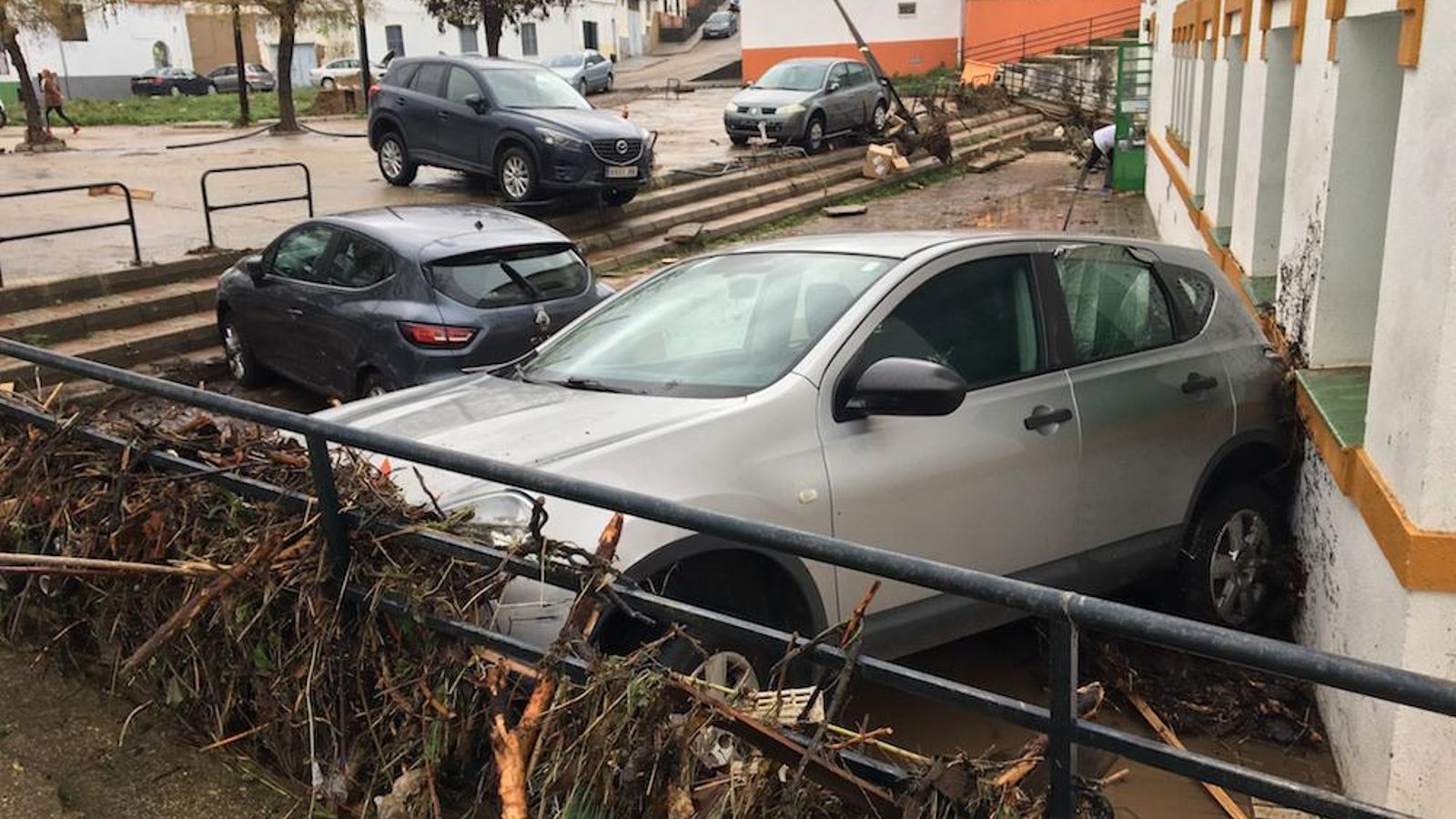 Vehículos arrastrado por la corriente de las aguas.