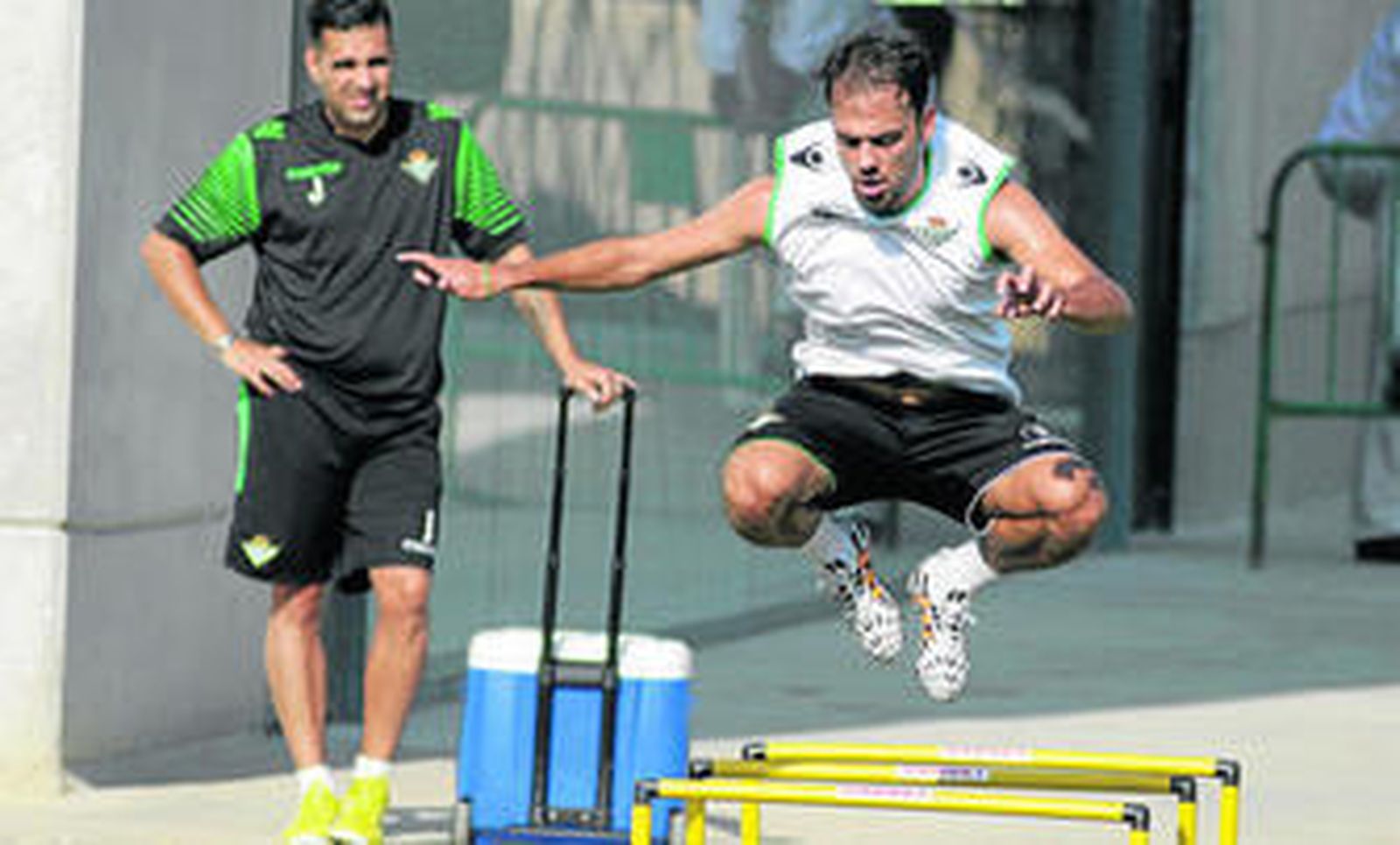 Matilla salta unas vallas con Javier Martín, uno de los utilleros del equipo, muy pendiente del trabajo del quereño.