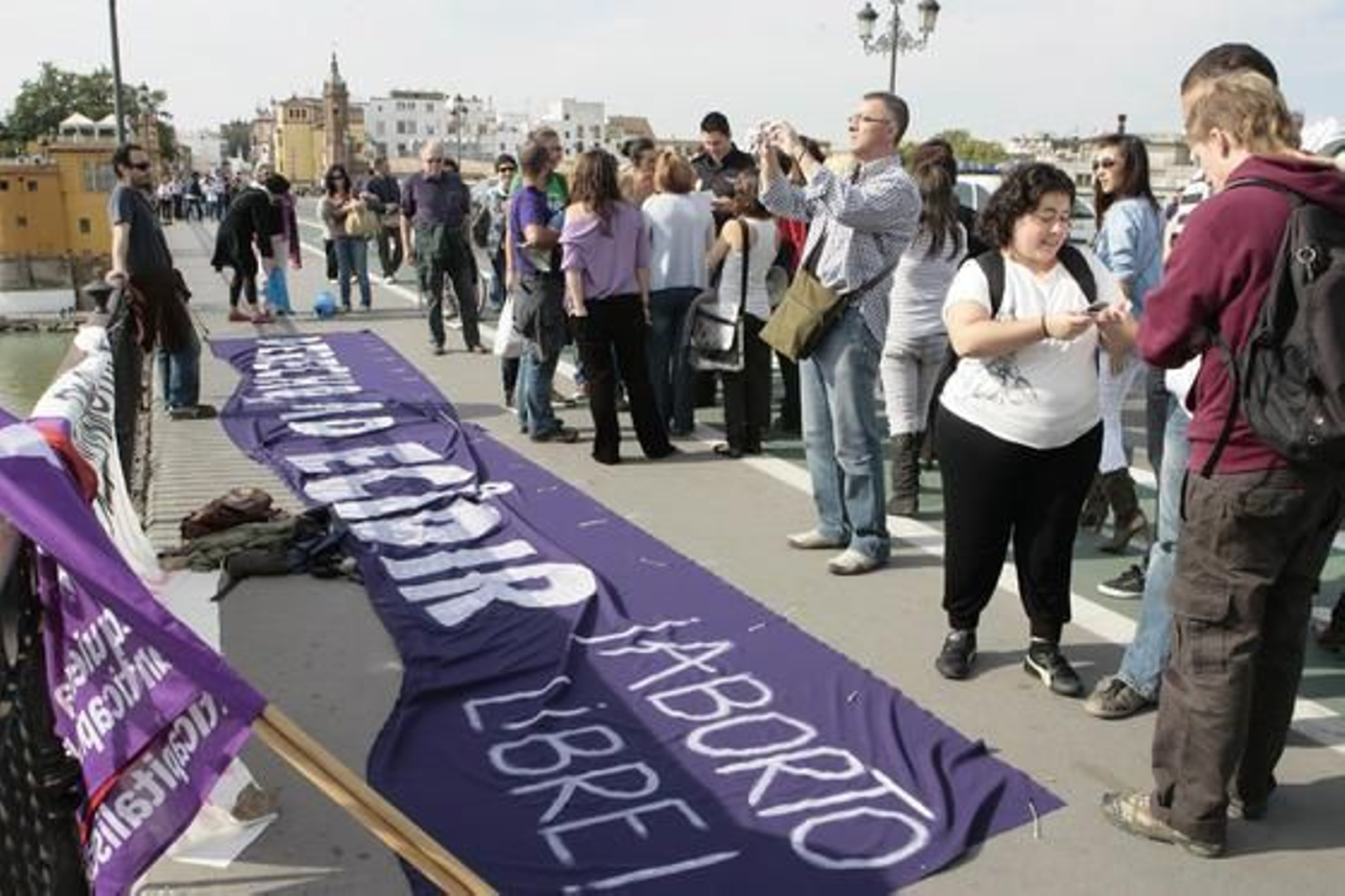 Miles de personas se reúnen para protestar contra el aborto frente al congreso de profesionales del aborto. / Juan Carlos Muñoz