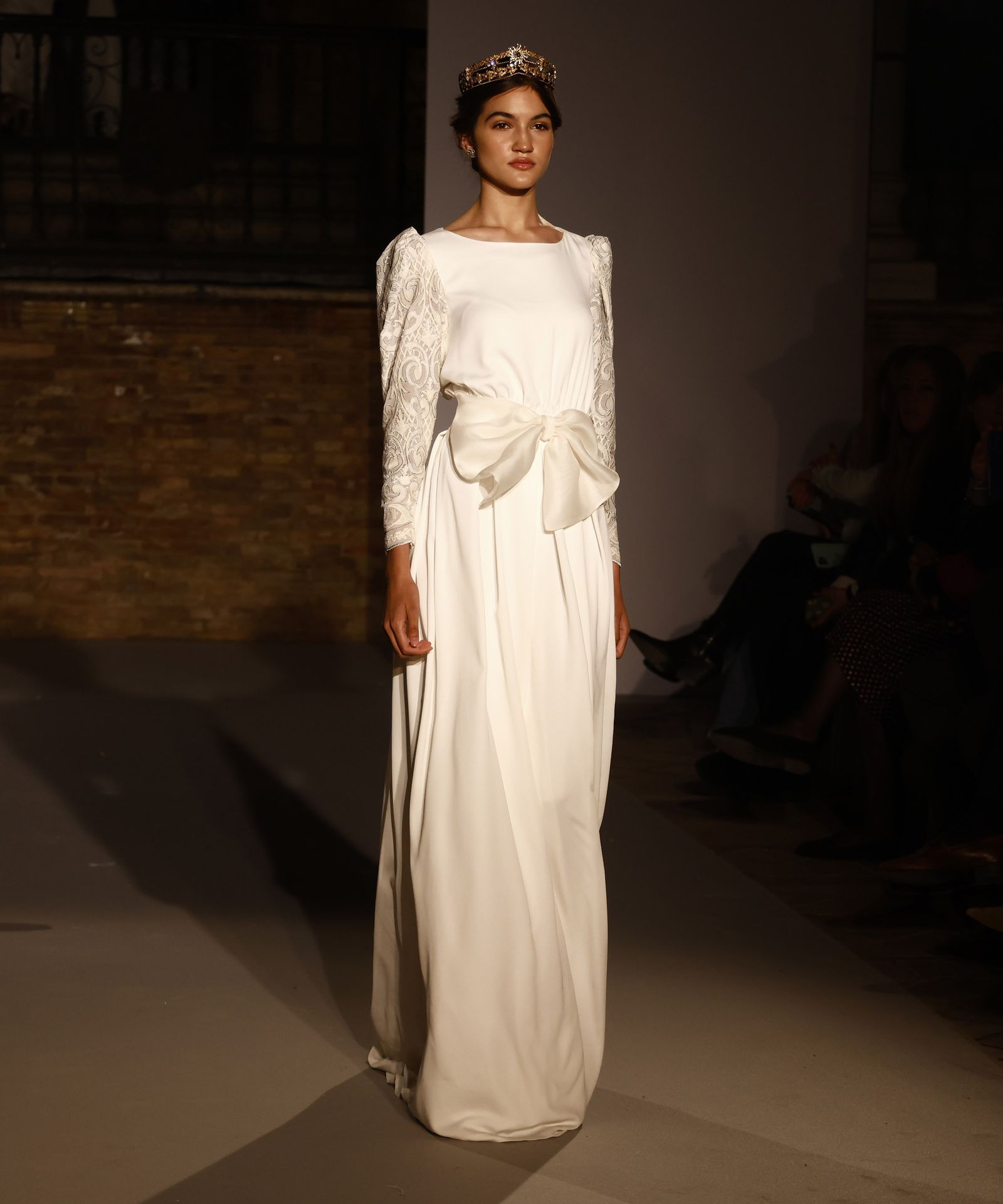 Las tendencias en vestidos de novia e invitada de la pasarela SIQ, en fotos