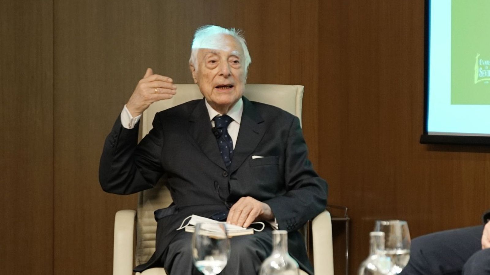 Aquilino Duque durante el coloquio.