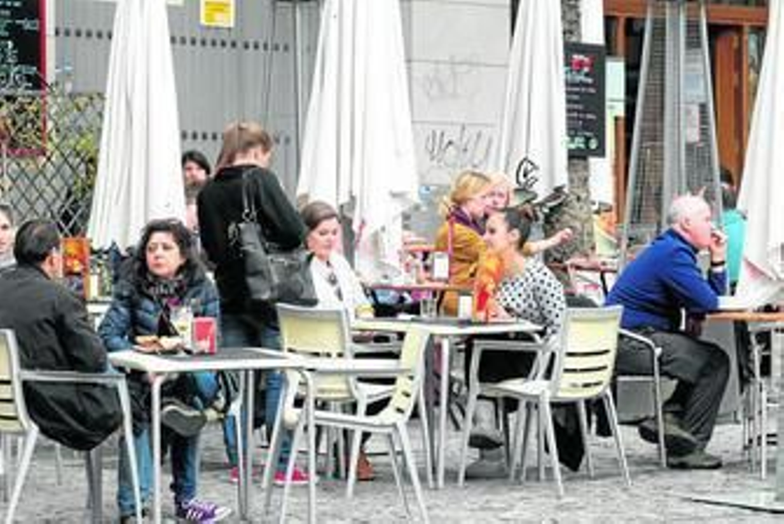 Las terrazas también son una fuente sonora sobre todo a determinadas horas de la noche. Las terrazas también son una fuente sonora sobre todo a determinadas horas de la noche.
