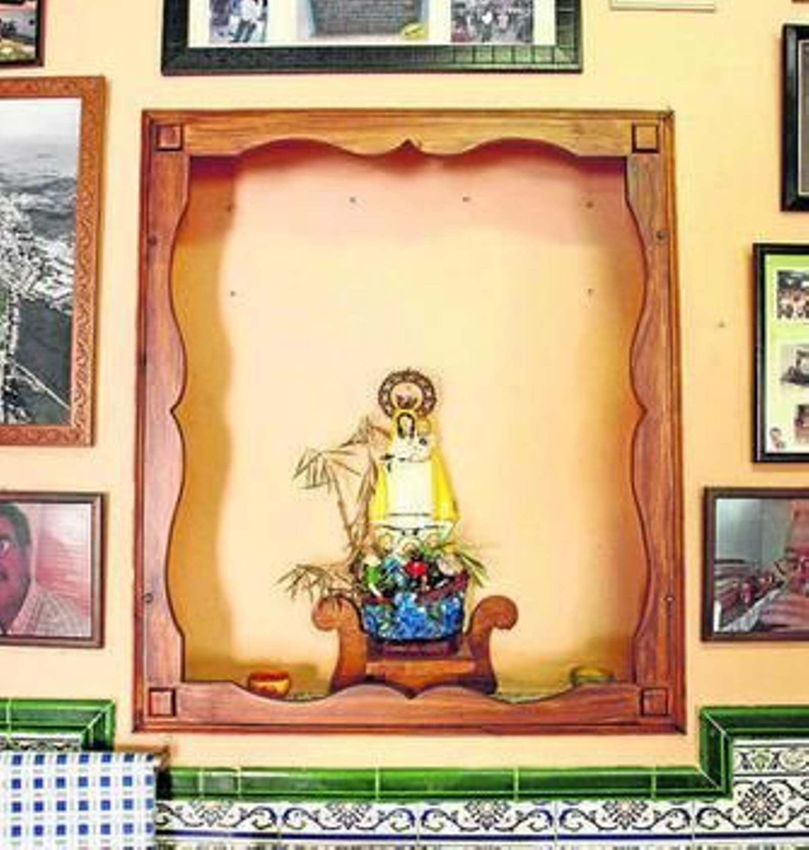 El altar con la pequeña imagen de la Virgen del Cobre en la sede vecinal.